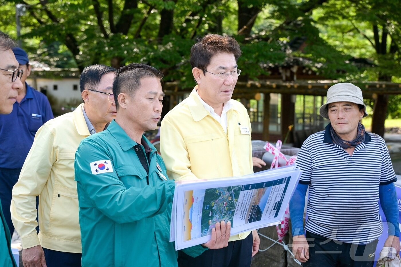 본문 이미지 - 노관규 순천시장이 관내 폭우피해 지역을 찾아 현장 점검을 하고 있다. &#40;순천시 제공. 재판매 및 DB 금지&#41;
