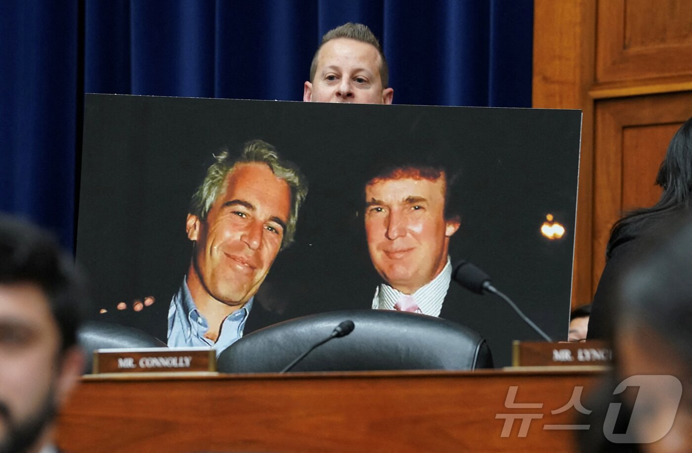 본문 이미지 - 지난 2024년 1월 10일 미국 민주당 소속의 제러드 모스코위츠 하원의원이 하원 감독위원회 청문회에서 도널드 트럼프 미국 대통령과 억만장자 성범죄자였던 제프리 엡스타인이 함께 찍은 사진을 들고 있다. 2024.01.10 ⓒ 로이터=뉴스1 ⓒ News1 김지완 기자