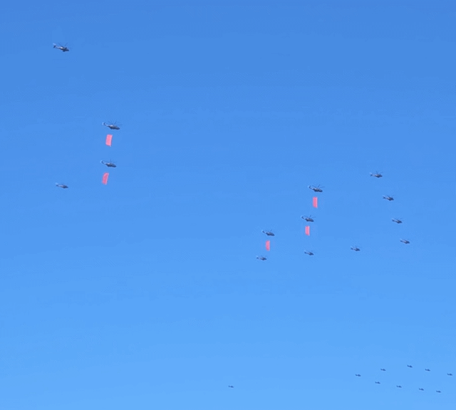 본문 이미지 - 베이징 통저우구에서 열병식 행사에 참여하는 것으로 추정되는 항공기들이 훈련을 하고 있다. ⓒ News1 정은지 특파원