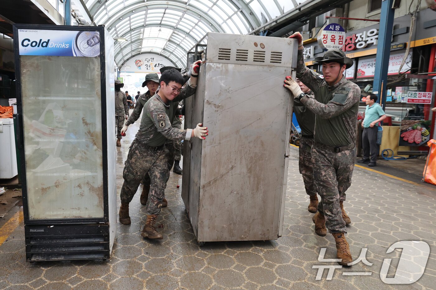 본문 이미지 - 육군 32사단 장병들이 18일 집중호우로 침수된 충남 당진시장에서 복구작업을 하고 있다. 2025.7.18/뉴스1 ⓒ News1 김기태 기자
