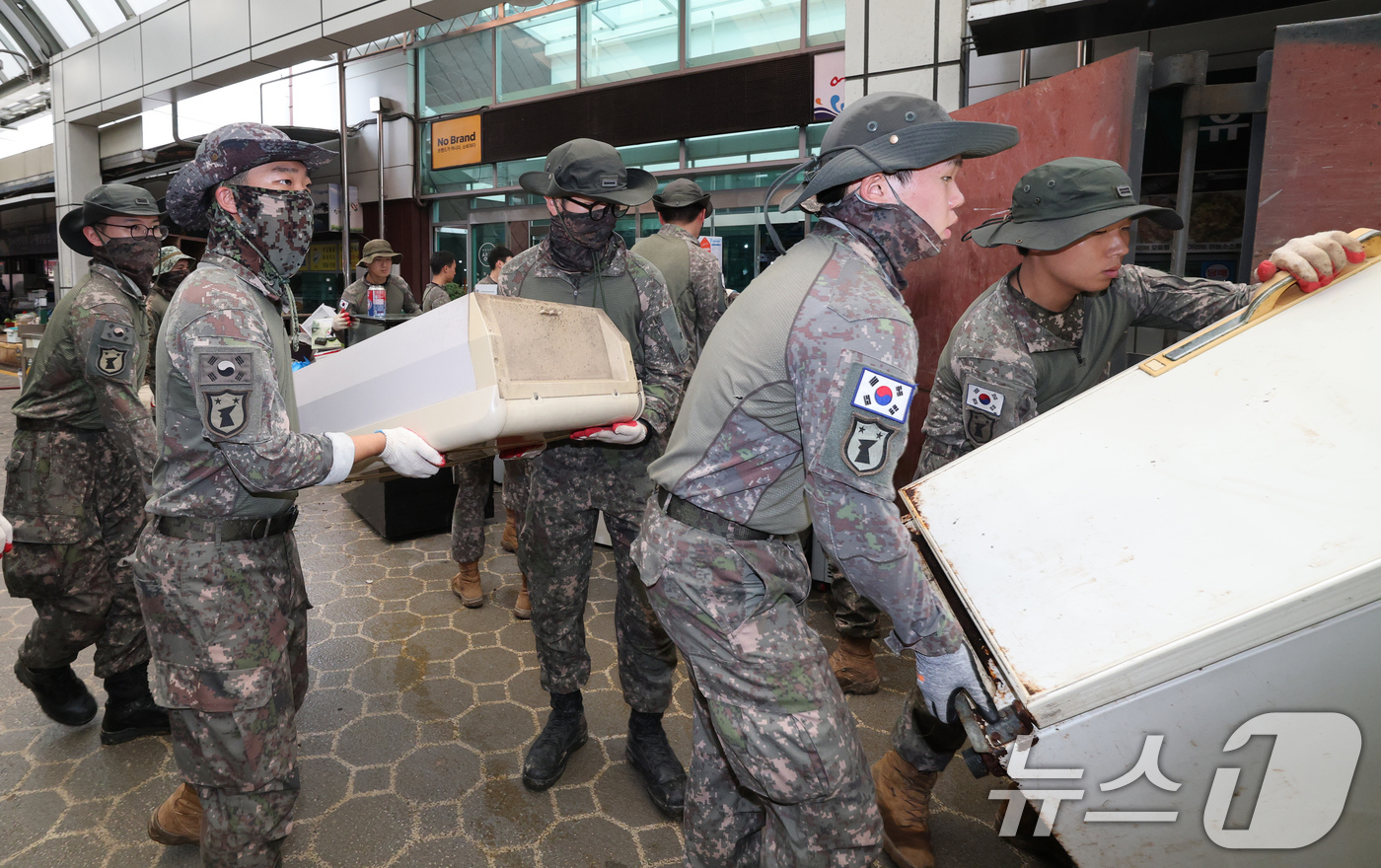 (당진=뉴스1) 김기태 기자 = 육군 32사단 장병들이 18일 집중호우로 침수된 충남 당진시장에서 복구작업을 하고 있다. 2025.7.18/뉴스1
