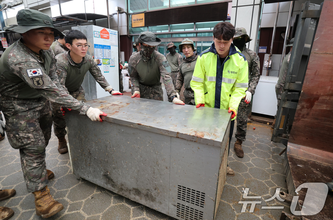 (당진=뉴스1) 김기태 기자 = 육군 32사단 장병들이 18일 집중호우로 침수된 충남 당진시장에서 복구작업을 하고 있다. 2025.7.18/뉴스1