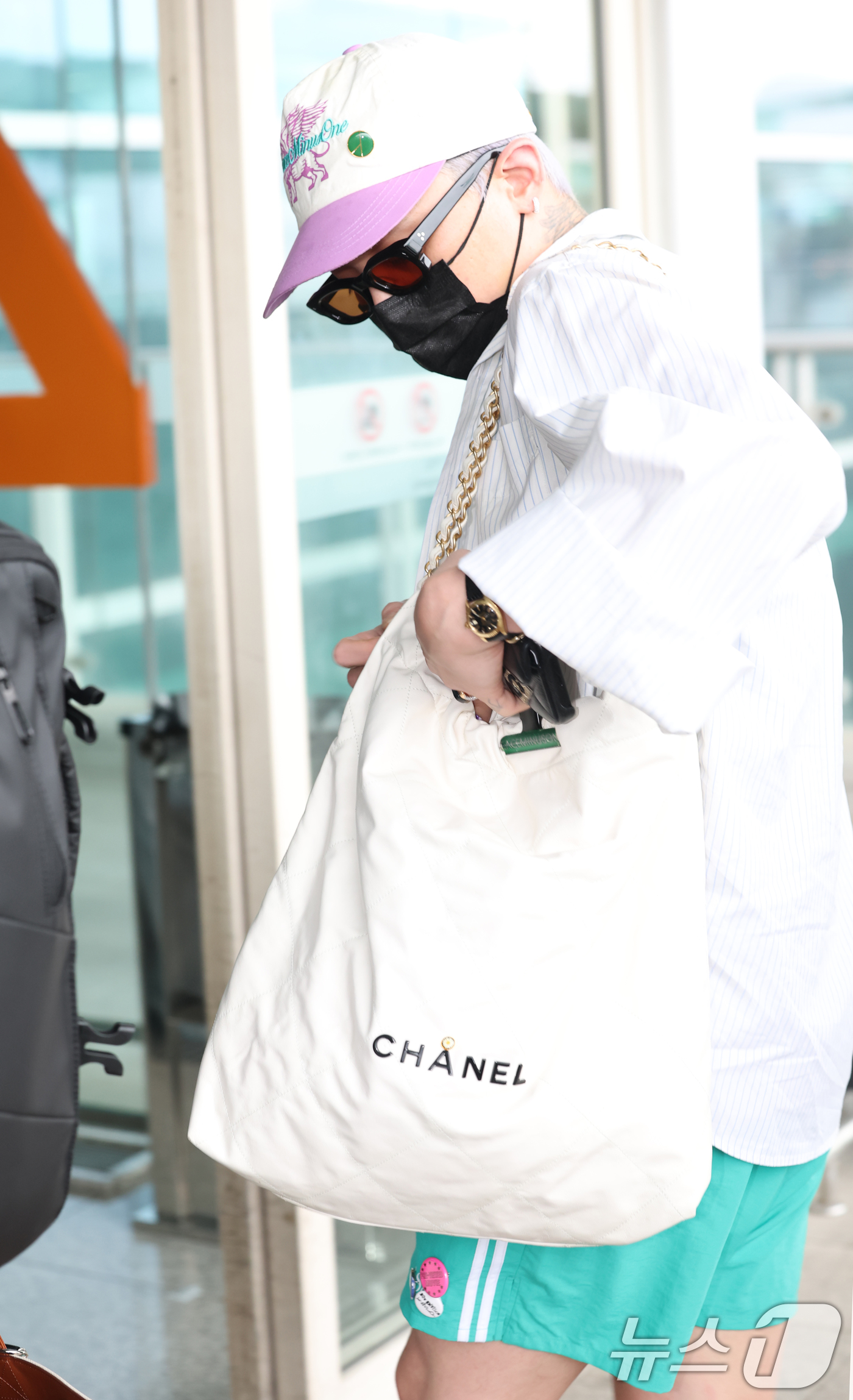 (인천공항=뉴스1) 권현진 기자 = 빅뱅 지드래곤이 해외 일정을 위해 18일 인천국제공항을 통해 말레이시아로 출국하고 있다. 2025.7.18/뉴스1