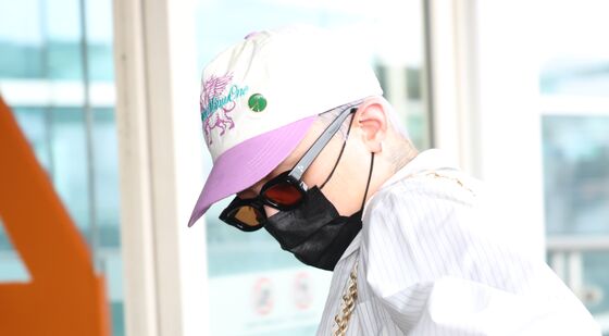 GD, 출국
