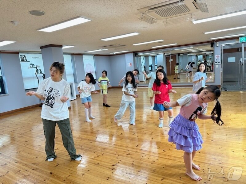 본문 이미지 - 한국마사회의 찾아가는 문화센터 댄스 강좌 모습. (한국마사회 제공) ⓒ News1 