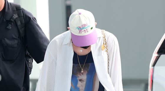 지드래곤, 90도 인사하며 출국