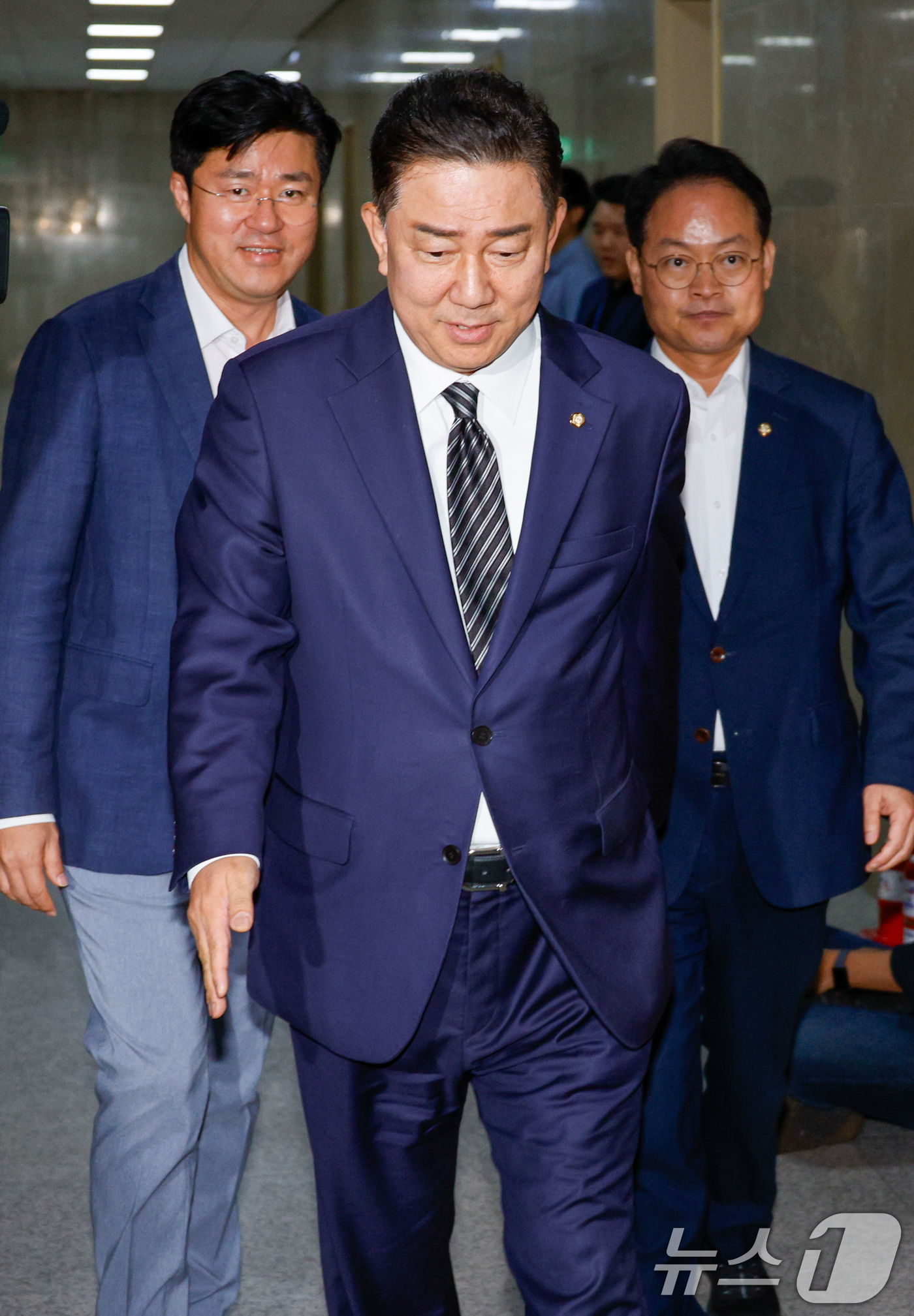 (서울=뉴스1) 안은나 기자 = 김병기 더불어민주당 대표 직무대행 겸 원내대표가 18일 오후 송언석 국민의힘 비상대책위원장 겸 원내대표와 장관 후보자들 청문보고서 채택 문제 논의 …