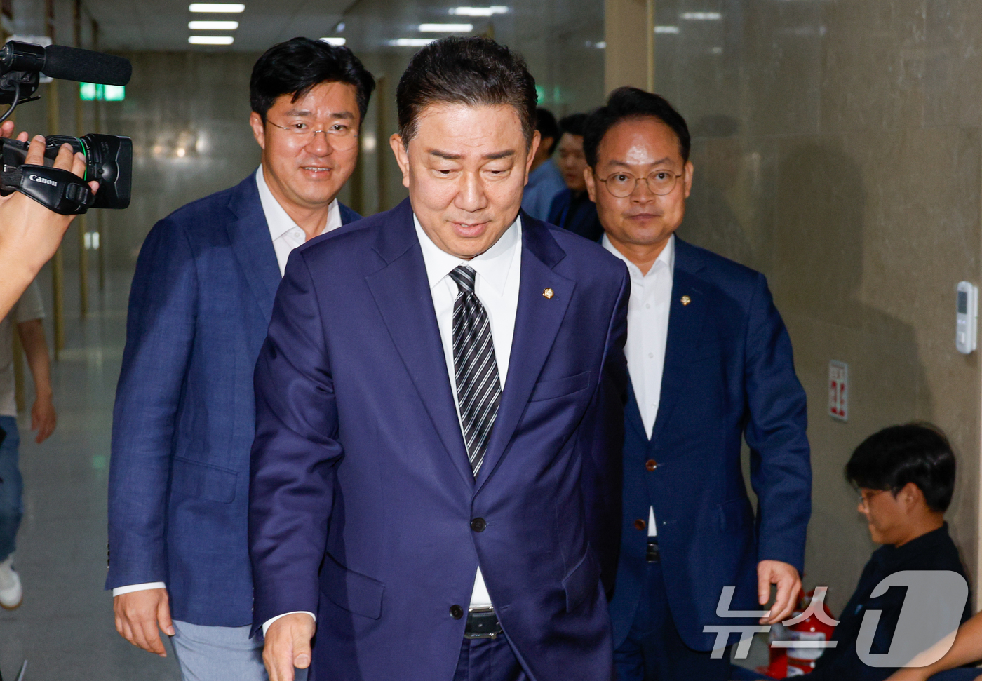 (서울=뉴스1) 안은나 기자 = 김병기 더불어민주당 대표 직무대행 겸 원내대표가 18일 오후 송언석 국민의힘 비상대책위원장 겸 원내대표와 장관 후보자들 청문보고서 채택 문제 논의 …