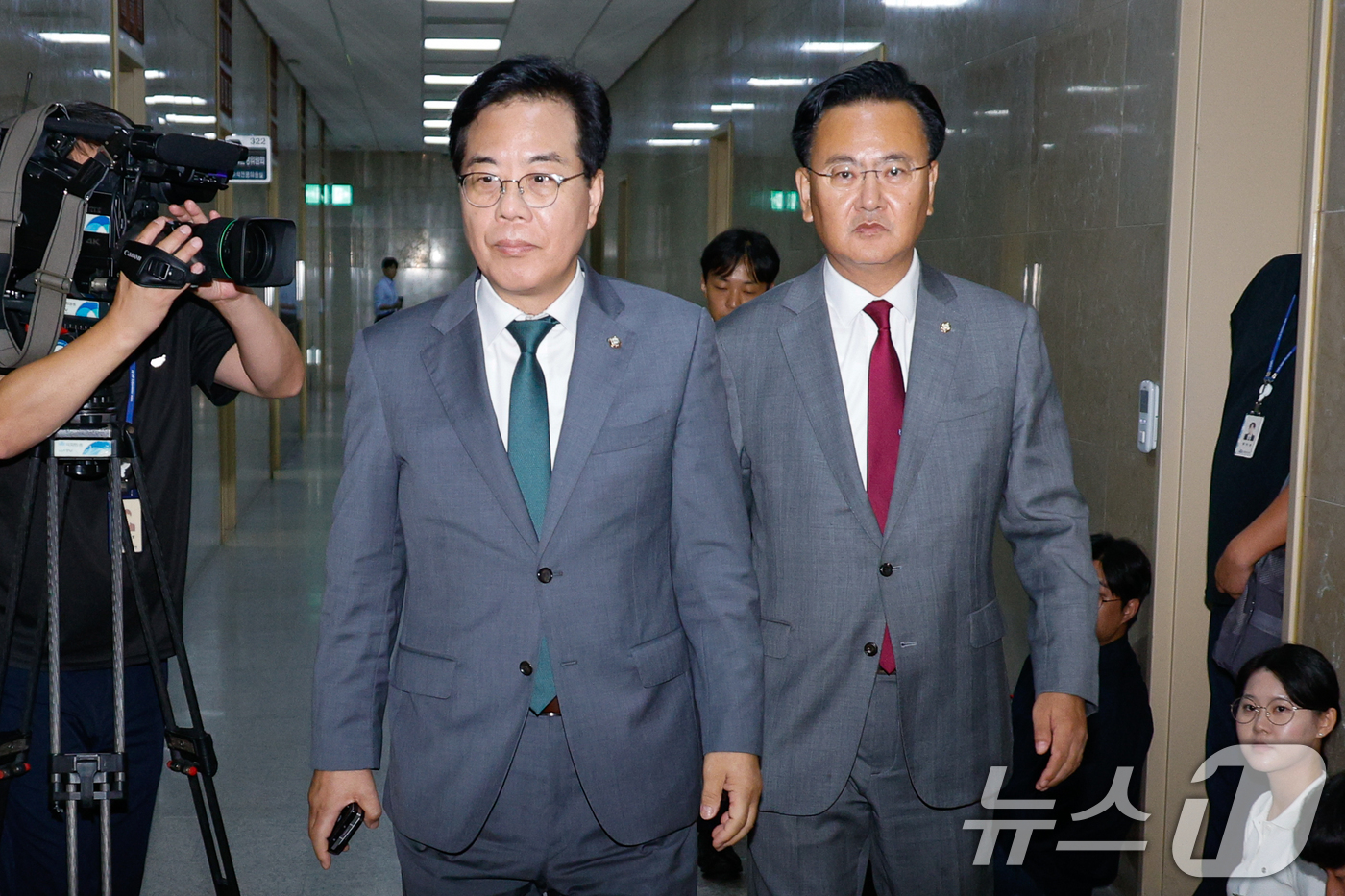 (서울=뉴스1) 안은나 기자 = 송언석 국민의힘 비상대책위원장 겸 원내대표가 18일 오후 김병기 더불어민주당 대표 직무대행 겸 원내대표와 장관 후보자들 청문보고서 채택 문제 논의 …