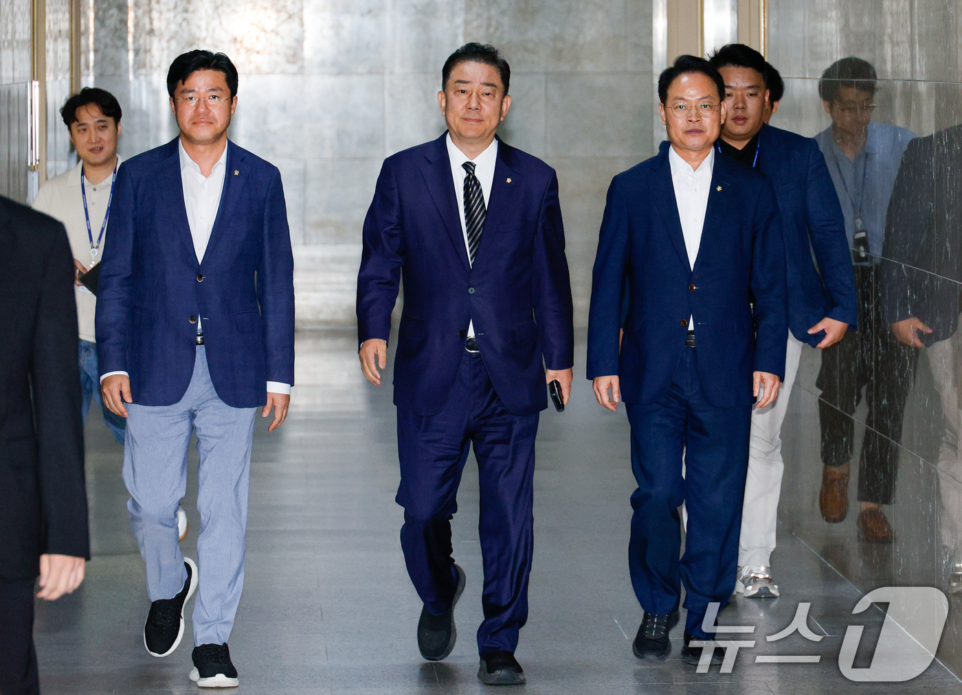 (서울=뉴스1) 안은나 기자 = 김병기 더불어민주당 대표 직무대행 겸 원내대표가 18일 오후 송언석 국민의힘 비상대책위원장 겸 원내대표와 장관 후보자들 청문보고서 채택 문제 논의 …