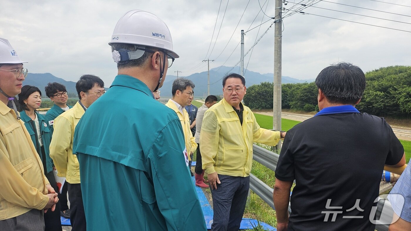 본문 이미지 - 18일 전북 남원시 집중호우 피해 현장을 찾은 김종훈 전북도 경제부지사가 남원시, 농업기술센터 관계자들과 대응 방안을 논의하고 있다.&#40;전북도 제공. 재판매 및 DB금지&#41;/뉴스1 