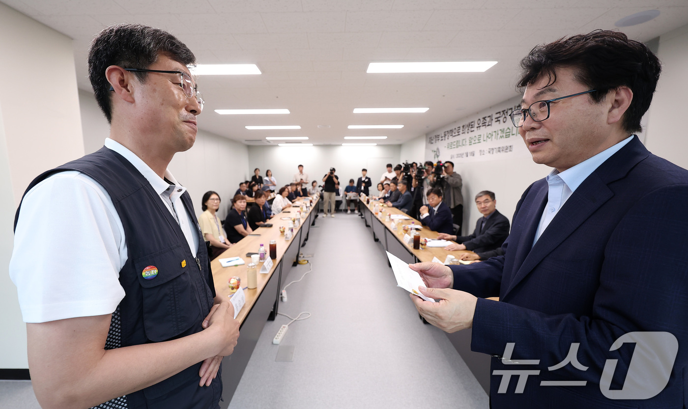 (서울=뉴스1) 김성진 기자 = 이한주 국정기획위원회 위원장이 18일 서울 종로구 정부서울청사 창성동 별관에서 열린 지난 정부 노동정책 희생 유족 간담회에서 금속노조 쌍용자동차지부 …