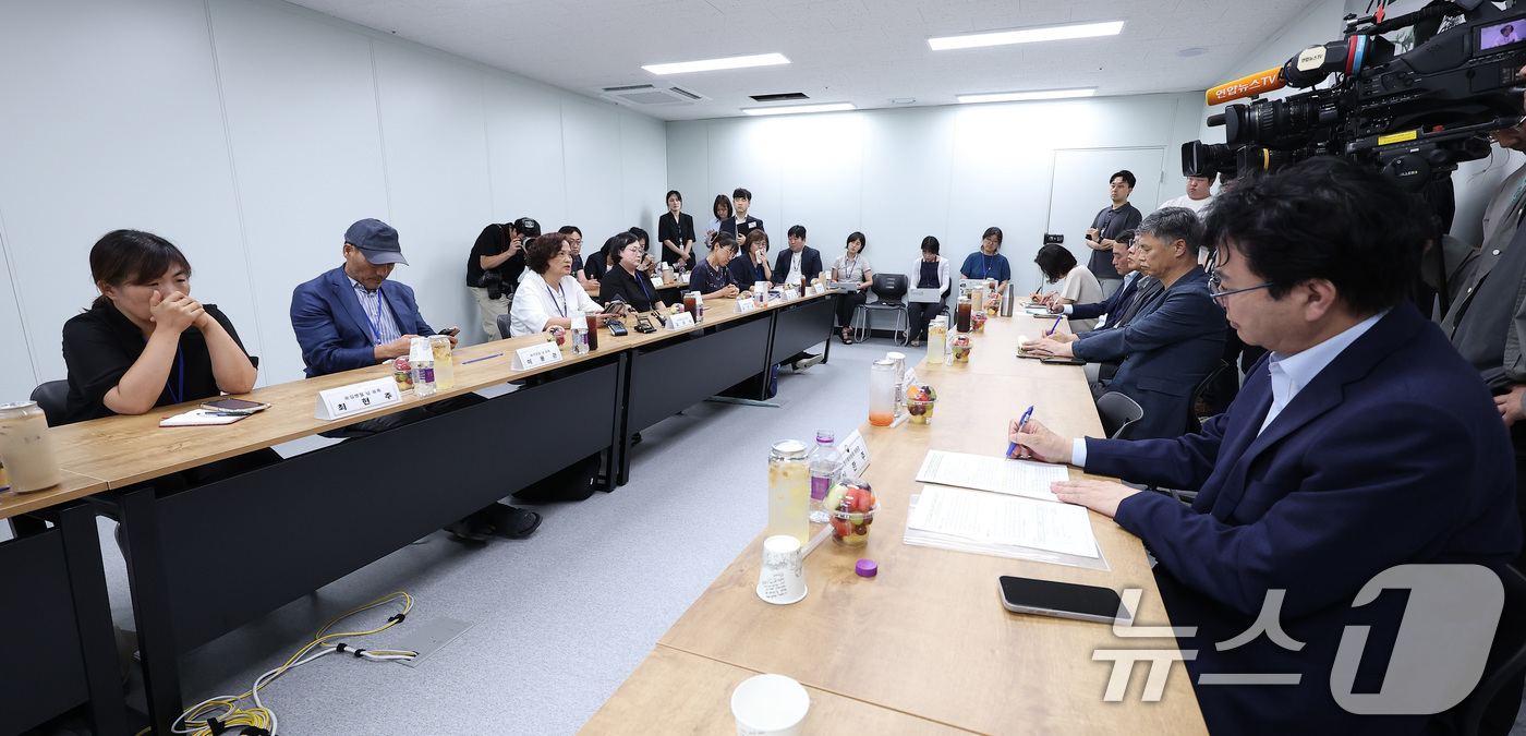 (서울=뉴스1) 김성진 기자 = 이한주 국정기획위원회 위원장이 18일 서울 종로구 정부서울청사 창성동 별관에서 열린 지난 정부 노동정책 희생 유족 간담회에서 태안화력 중대재해 고 …