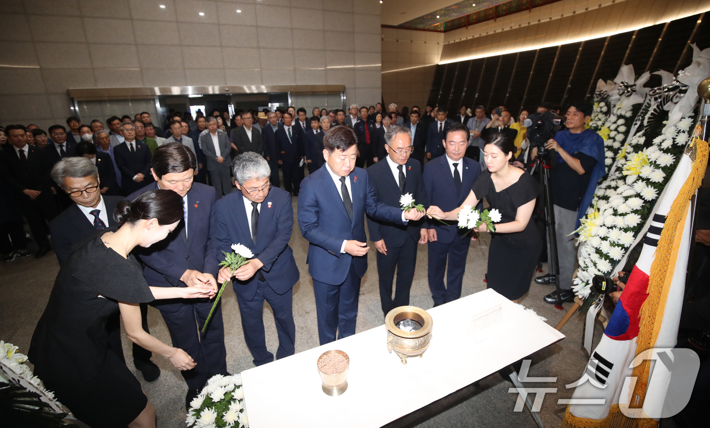 (제주=뉴스1) 오현지 기자 = 18일 오후 제주시 봉개동 제주4·3평화공원 위패봉안실에서 열린 4·3기록물 유네스코 세계기록유산 등재 봉헌식에서 오영훈 제주지사, 이상봉 제주도의 …