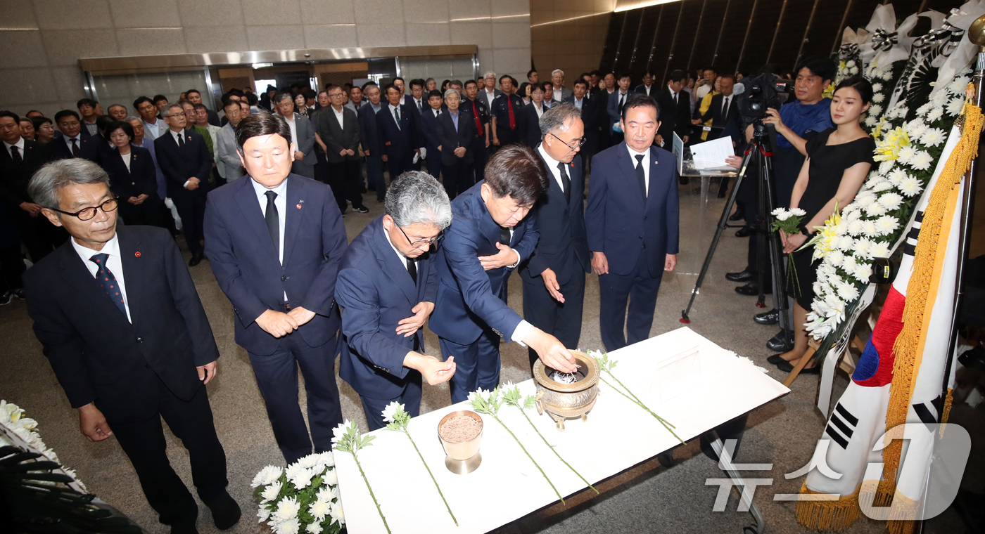 (제주=뉴스1) 오현지 기자 = 18일 오후 제주시 봉개동 제주4·3평화공원 위패봉안실에서 열린 4·3기록물 유네스코 세계기록유산 등재 봉헌식에서 오영훈 제주지사, 이상봉 제주도의 …