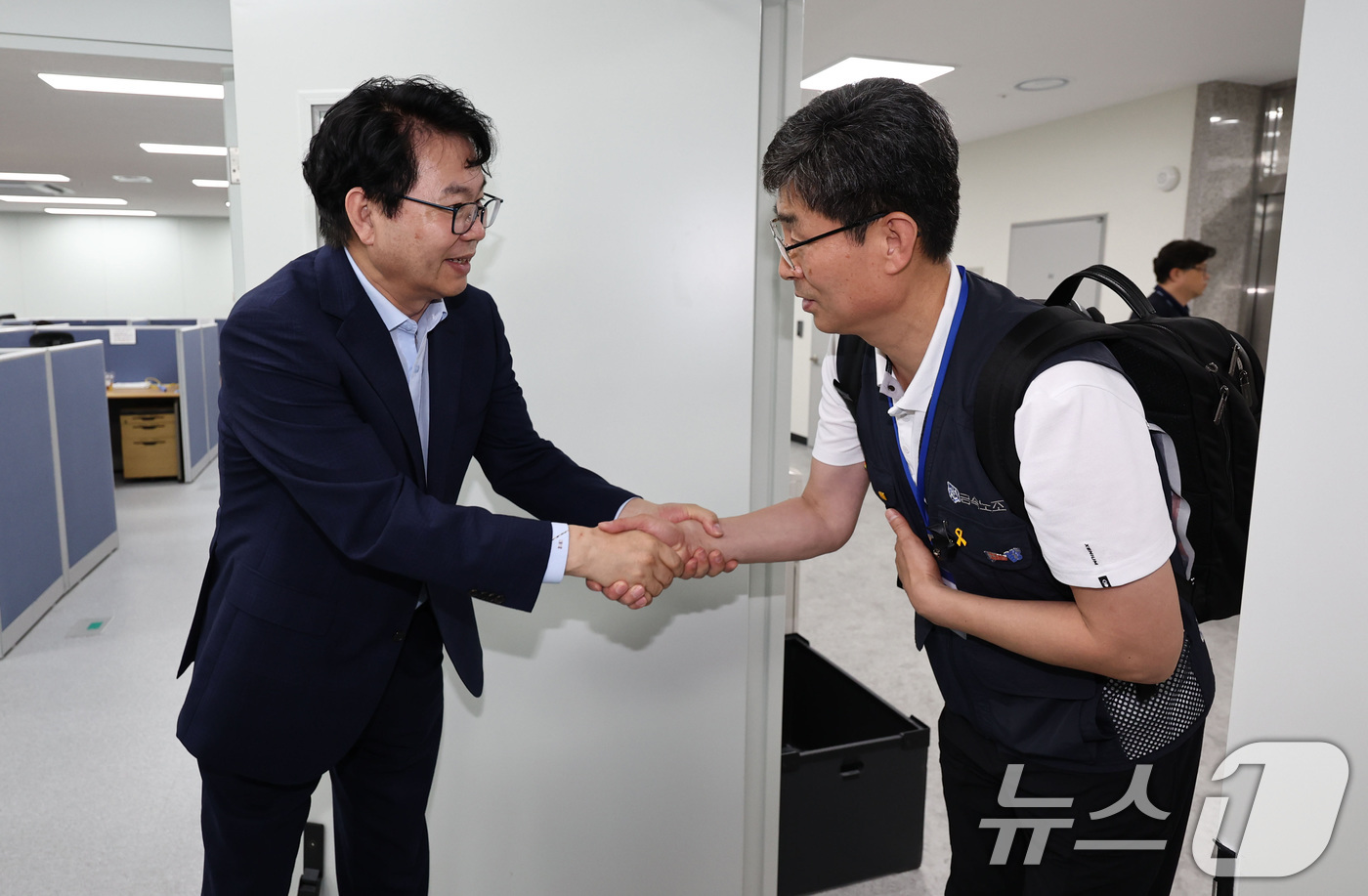 (서울=뉴스1) 김성진 기자 = 이한주 국정기획위원회 위원장이 18일 서울 종로구 정부서울청사 창성동 별관에서 열린 지난 정부 노동정책 희생 유족 간담회에 앞서 금속노조 쌍용자동차 …