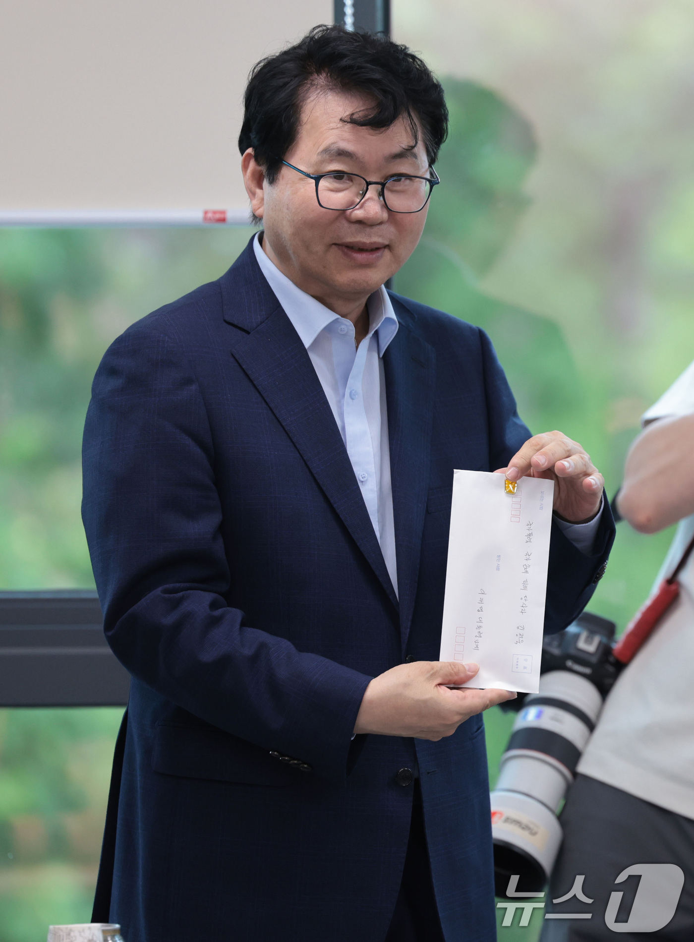 (서울=뉴스1) 김성진 기자 = 이한주 국정기획위원회 위원장이 18일 서울 종로구 정부서울청사 창성동 별관에서 열린 지난 정부 노동정책 희생 유족 간담회에서 금속노조 쌍용자동차지부 …