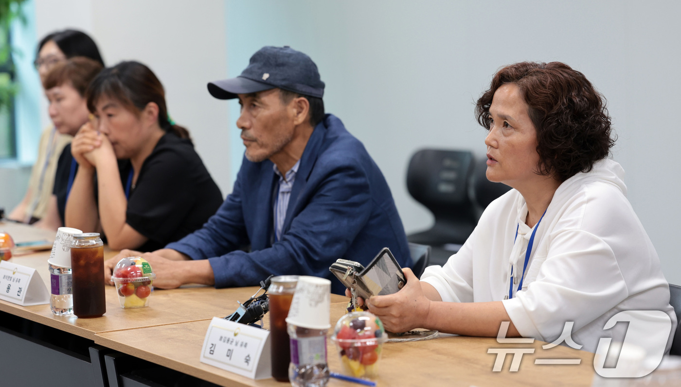 (서울=뉴스1) 김성진 기자 = 18일 서울 종로구 정부서울청사 창성동 별관에서 열린 지난 정부 노동정책 희생 유족과 국정기획위원회와의 간담회에서 태안화력 중대재해 고 김용균 씨 …