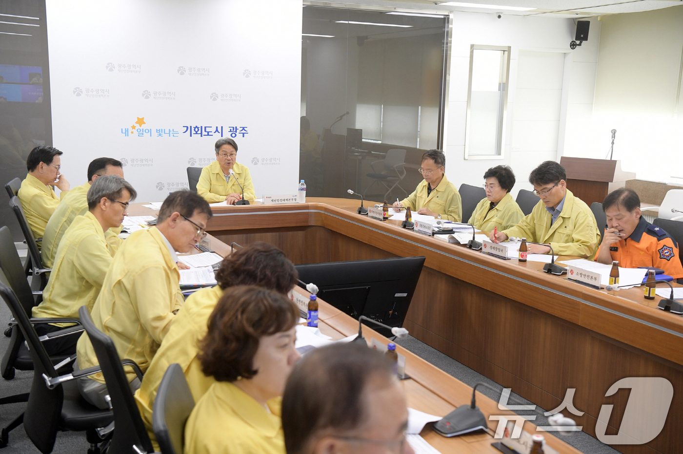 (광주=뉴스1) 박준배 기자 = 강기정 광주시장이 18일 오전 시청 재난상황실에서 VIP 주재로 열린 집중호우 대처상황 점검회의에 참석해 호우 대처 상황과 계획을 보고하고 있다.( …