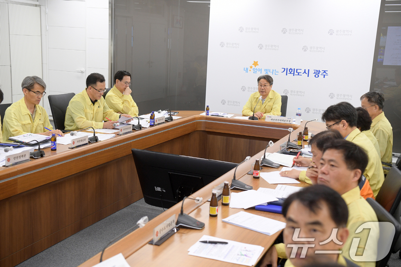 (광주=뉴스1) 박준배 기자 = 강기정 광주시장이 18일 오전 시청 재난상황실에서 VIP 주재로 열린 집중호우 대처상황 점검회의에 참석해 호우 대처 상황과 계획을 보고하고 있다.( …