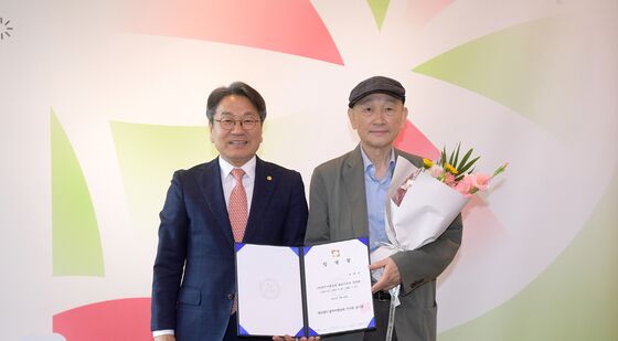 강기정 시장, 윤범모 광주비엔날레 이사장 임명장 수여