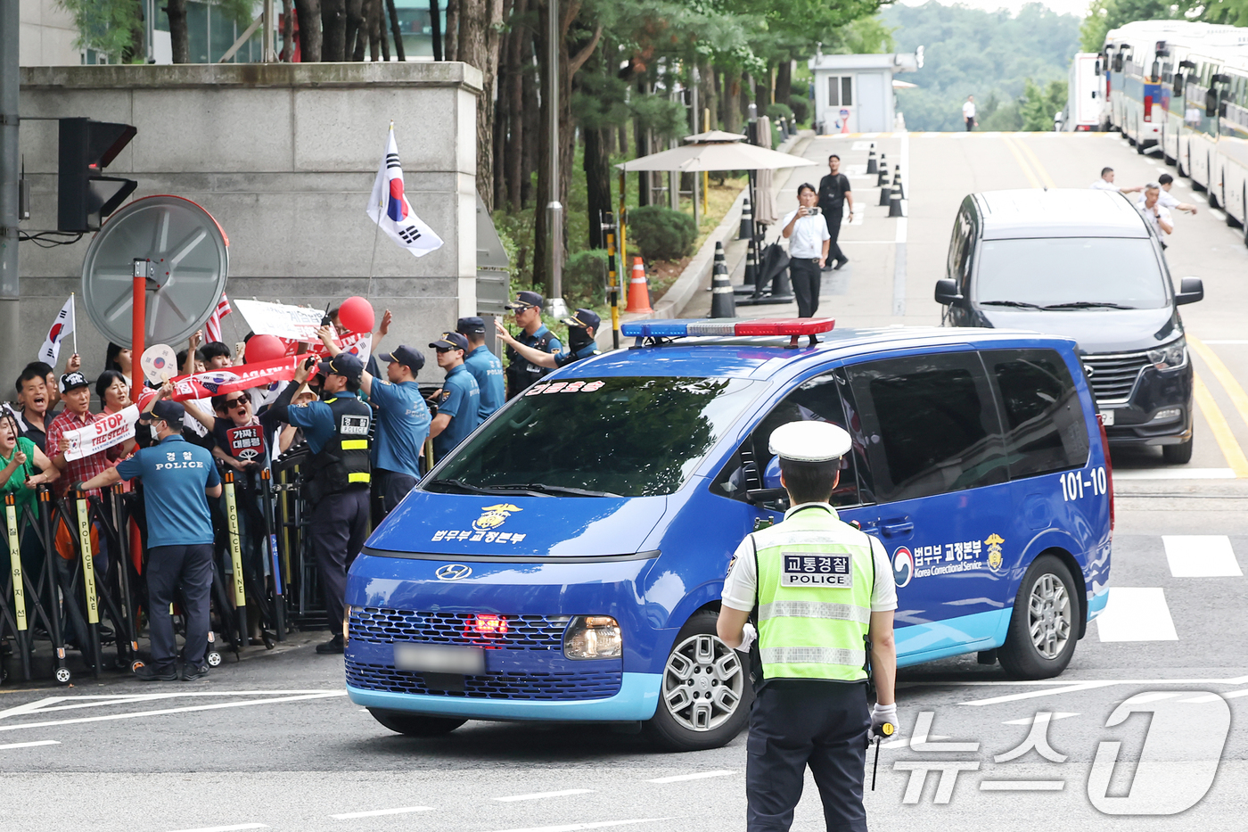 (서울=뉴스1) 민경석 기자 = 18일 오후 서울 서초구 서울중앙지방법원에서 구속적부심사 심문을 마친 윤석열 전 대통령이 탑승한 호송차량이 서울구치소로 향하고 있다. 2025.7. …