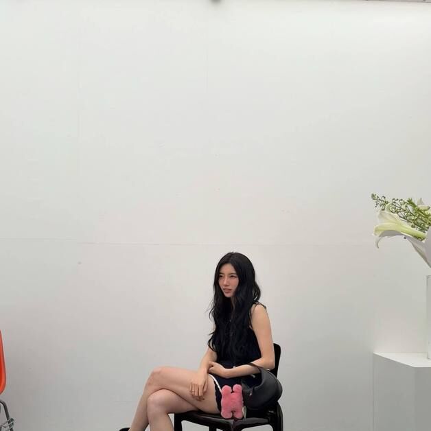 수지, 원피스로 드러낸 '명품' 각선미…광채 비주얼 [N샷]
