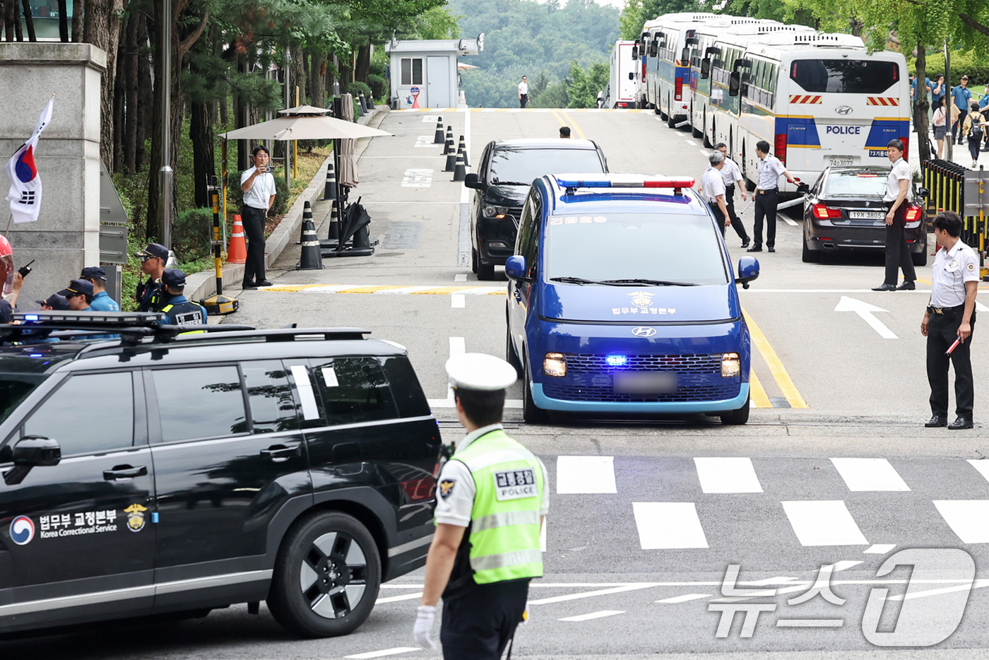 (서울=뉴스1) 민경석 기자 = 18일 오후 서울 서초구 서울중앙지방법원에서 구속적부심사 심문을 마친 윤석열 전 대통령이 탑승한 호송차량이 서울구치소로 향하고 있다. 2025.7. …