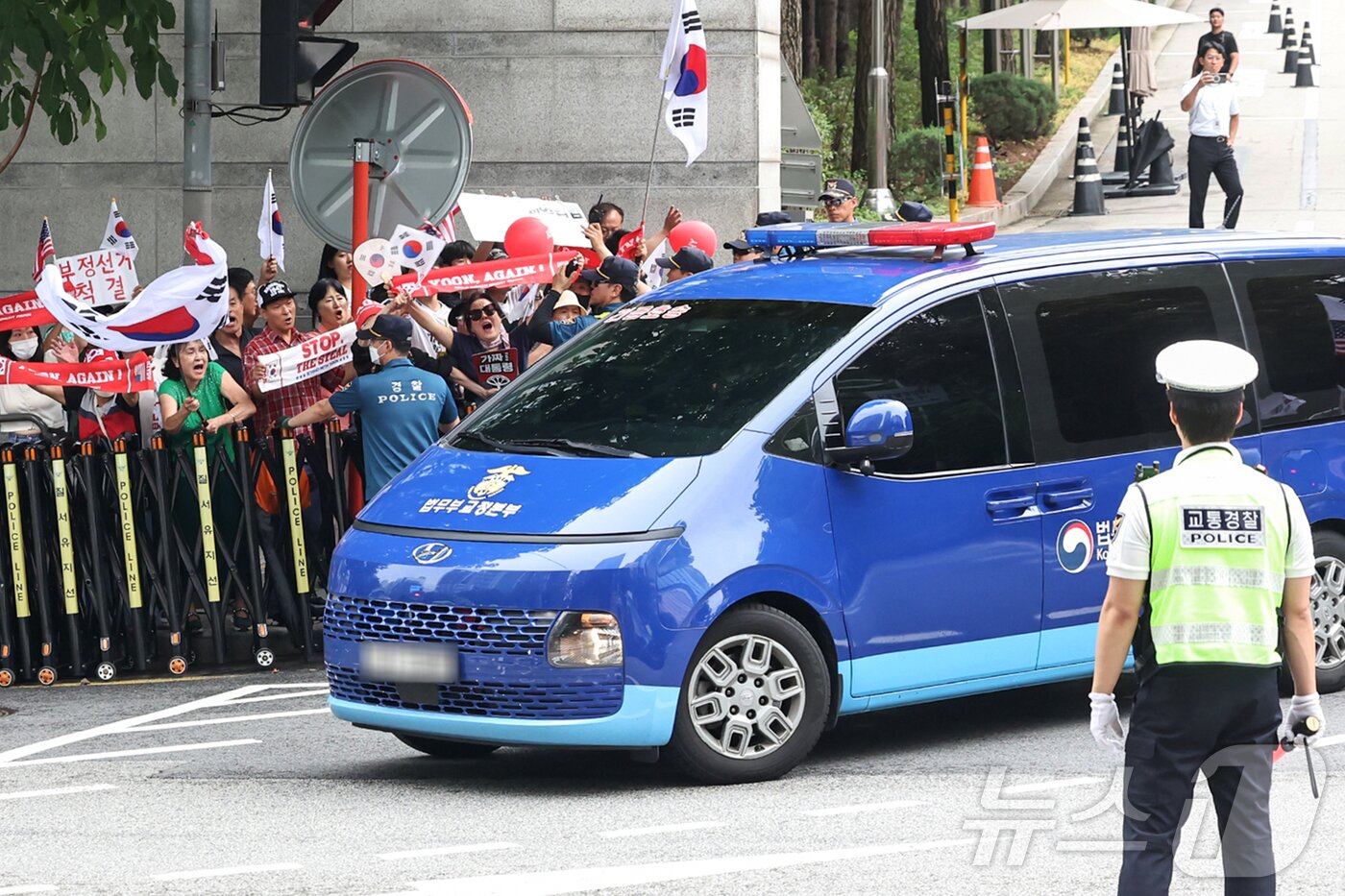 본문 이미지 - 18일 오후 서울 서초구 서울중앙지방법원에서 구속적부심사 심문을 마친 윤석열 전 대통령이 탑승한 호송차량이 서울구치소로 향하고 있다. 2025.7.18/뉴스1 ⓒ News1 민경석 기자