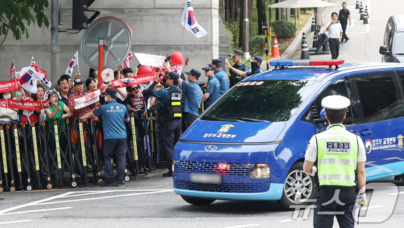 (서울=뉴스1) 민경석 기자 = 18일 오후 서울 서초구 서울중앙지방법원에서 구속적부심사 심문을 마친 윤석열 전 대통령이 탑승한 호송차량이 서울구치소로 향하고 있다. 2025.7. …
