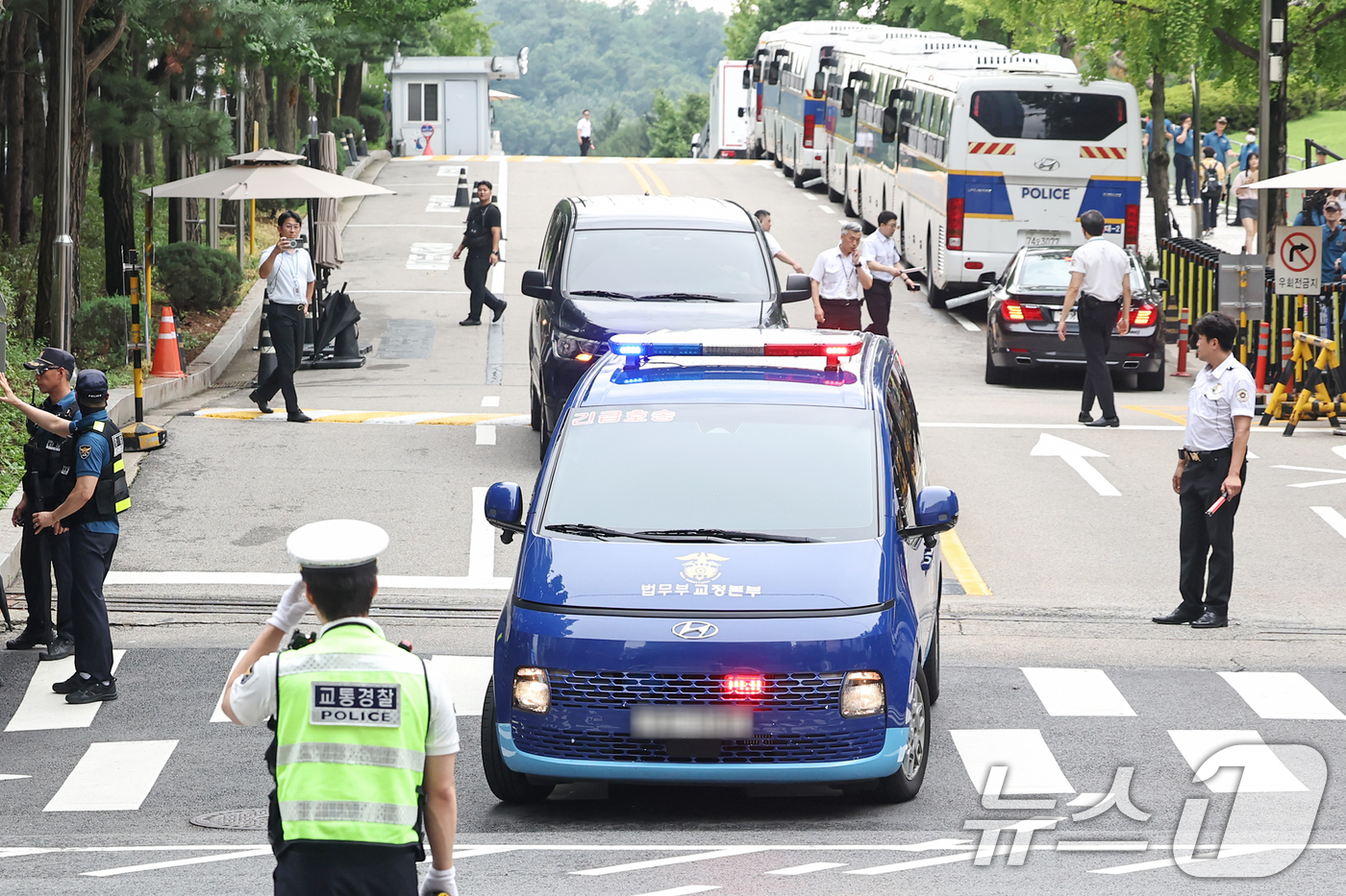 (서울=뉴스1) 민경석 기자 = 18일 오후 서울 서초구 서울중앙지방법원에서 구속적부심사 심문을 마친 윤석열 전 대통령이 탑승한 호송차량이 서울구치소로 향하고 있다. 2025.7. …