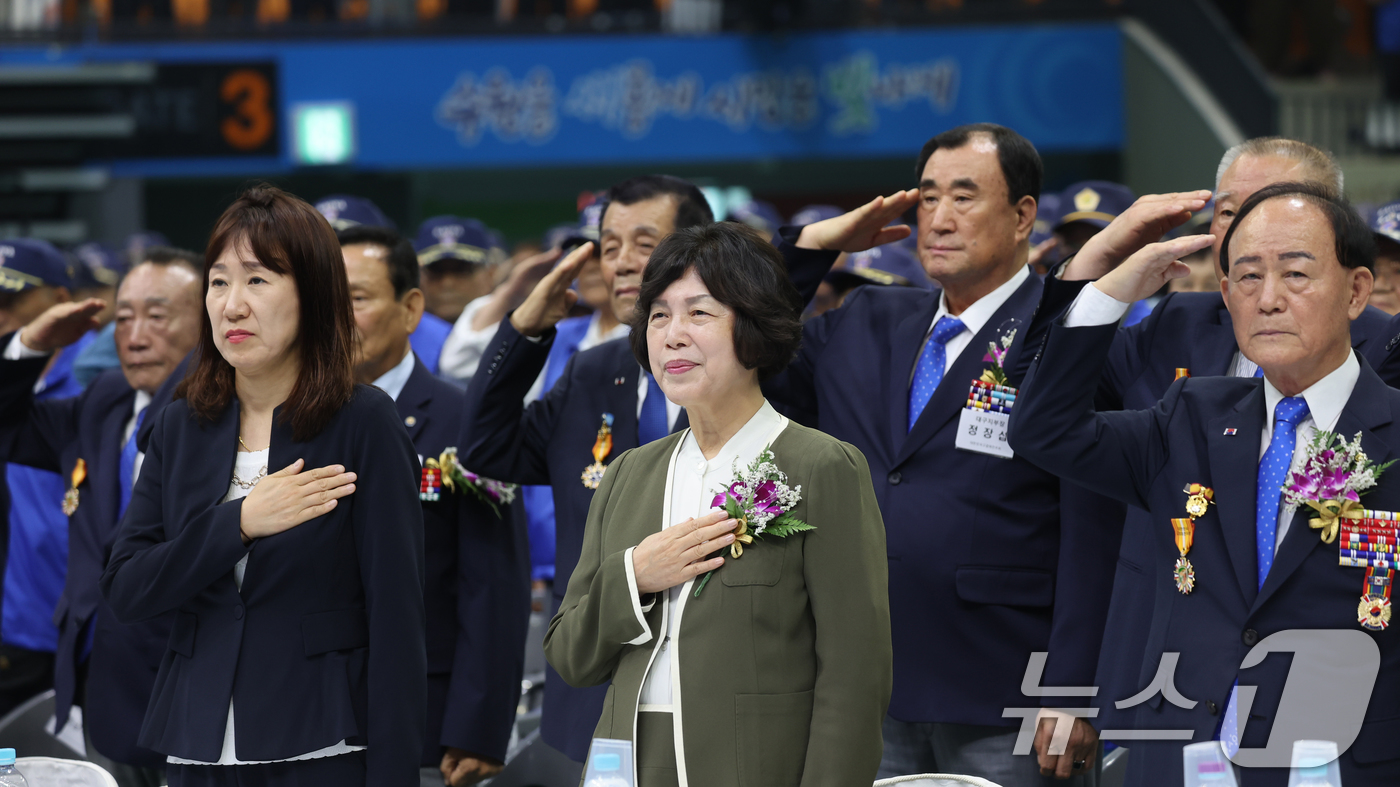 (서울=뉴스1) = 강정애 국가보훈부 장관이 18일 수원시 장안구 수원실내체육관에서 열린 제28회 고엽제의 날 전우 만남의 장 행사에서 국기에 경례를 하고 있다. (국가보훈부 제공 …