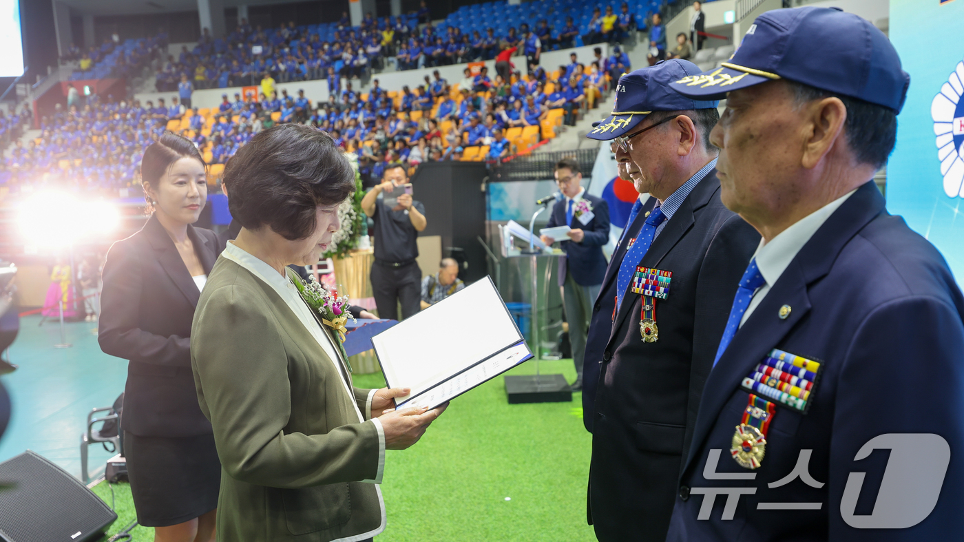 (서울=뉴스1) = 강정애 국가보훈부 장관이 18일 수원시 장안구 수원실내체육관에서 열린 제28회 고엽제의 날 전우 만남의 장 행사에서 표창을 수여하고 있다.  (국가보훈부 제공. …