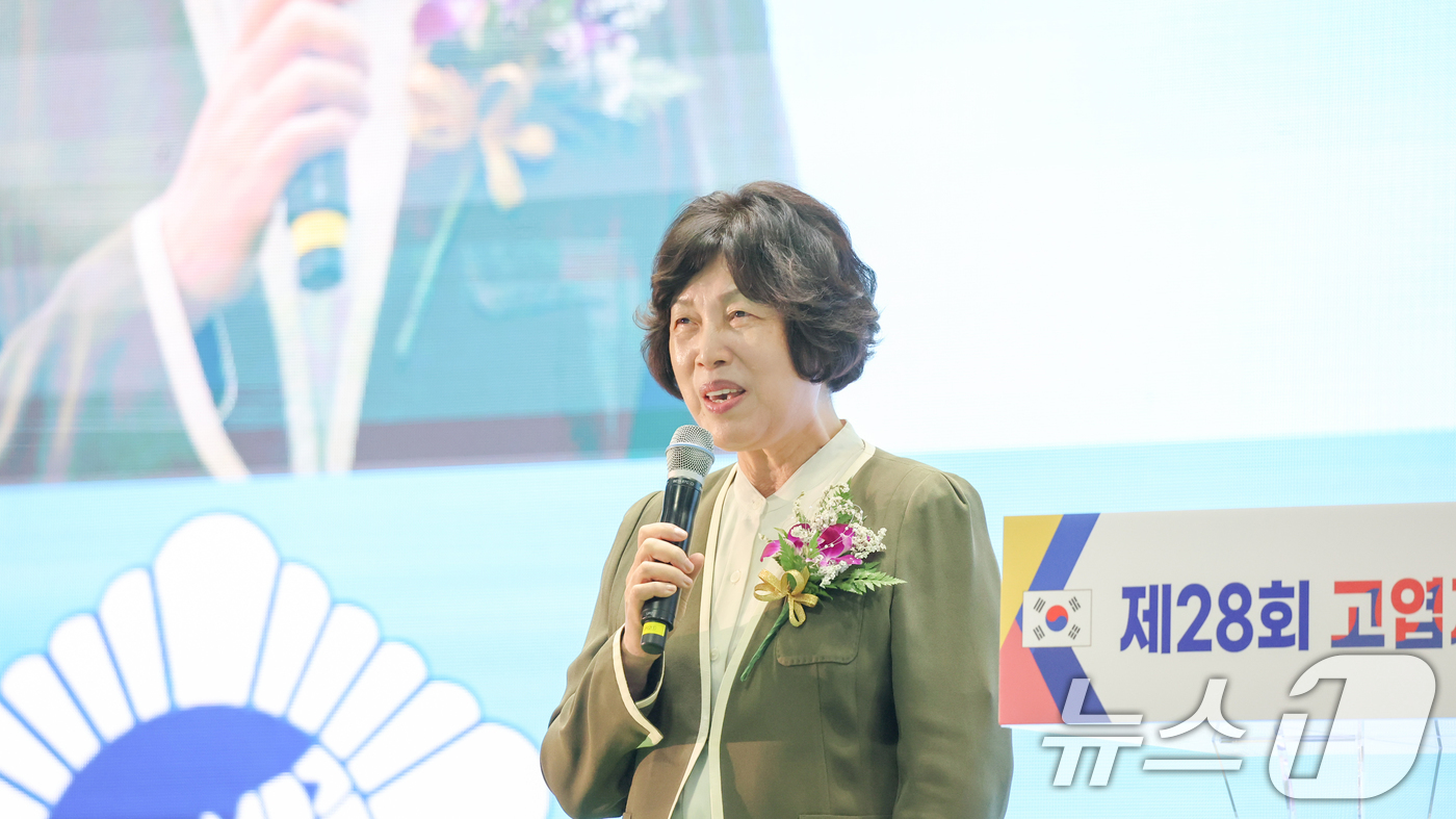 (서울=뉴스1) = 강정애 국가보훈부 장관이 18일 수원시 장안구 수원실내체육관에서 열린 제28회 고엽제의 날 전우 만남의 장 행사에서 격려사를 하고 있다. (국가보훈부 제공. 재 …