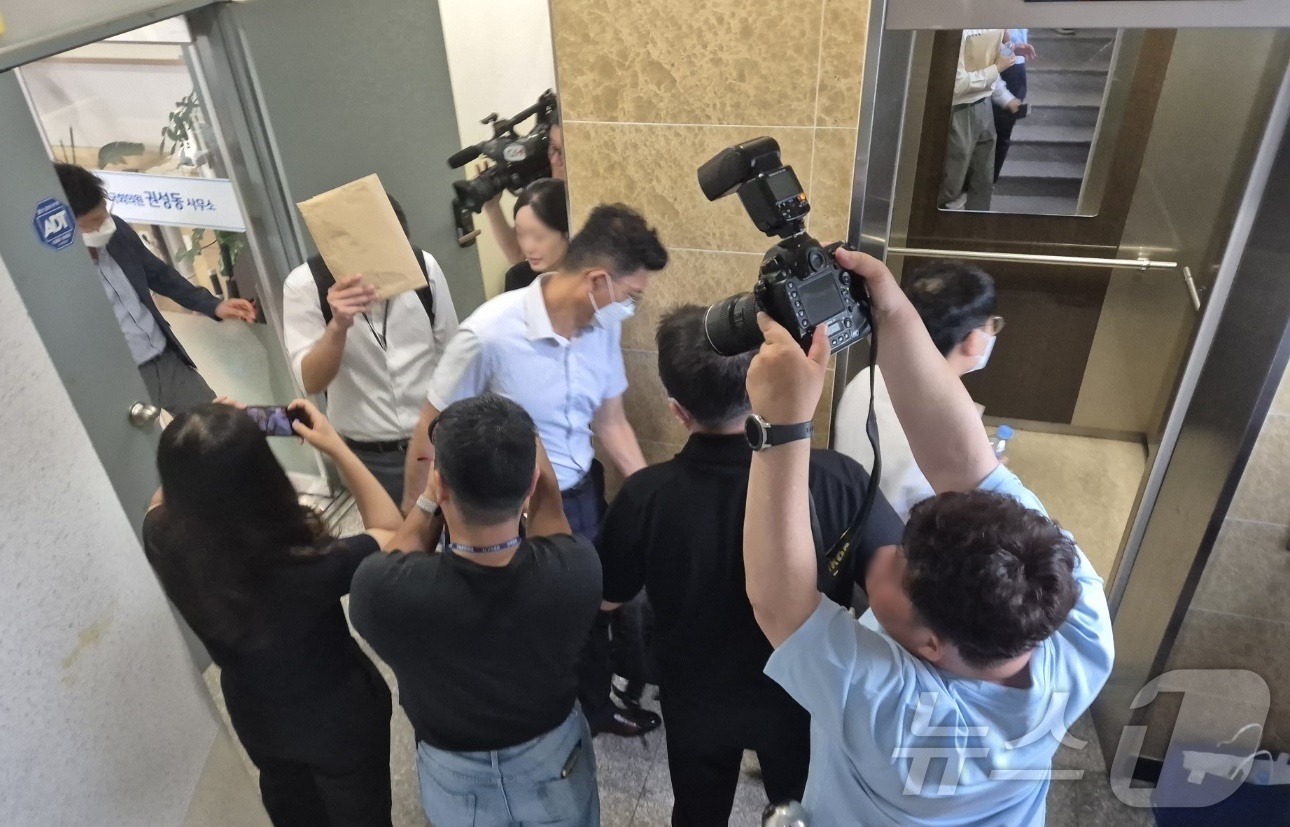 (강릉=뉴스1) 윤왕근 기자 = 18일 권성동 국민의힘 국회의원 강릉 지역구 사무실 압수수색을 마친 김건희 특검팀원들이 사무실을 나서고 있다. 2025.7.18/뉴스1