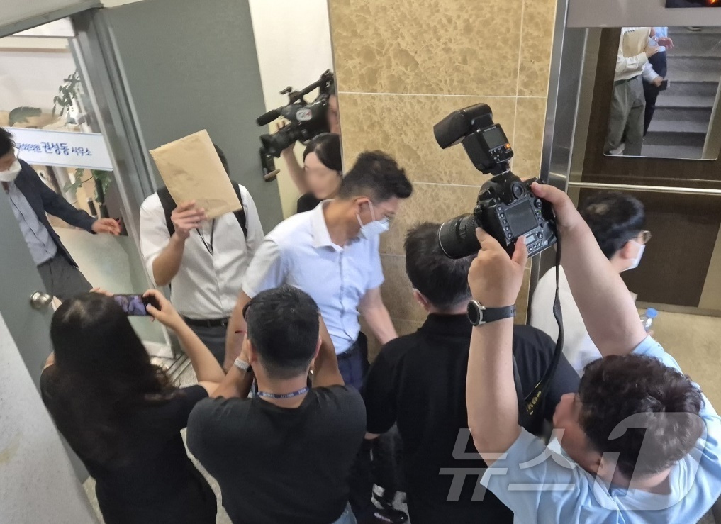 (강릉=뉴스1) 윤왕근 기자 = 18일 권성동 국민의힘 국회의원 강릉 지역구 사무실 압수수색을 마친 김건희 특검팀 수사괸들이 사무실을 나서고 있다. 2025.7.18/뉴스1