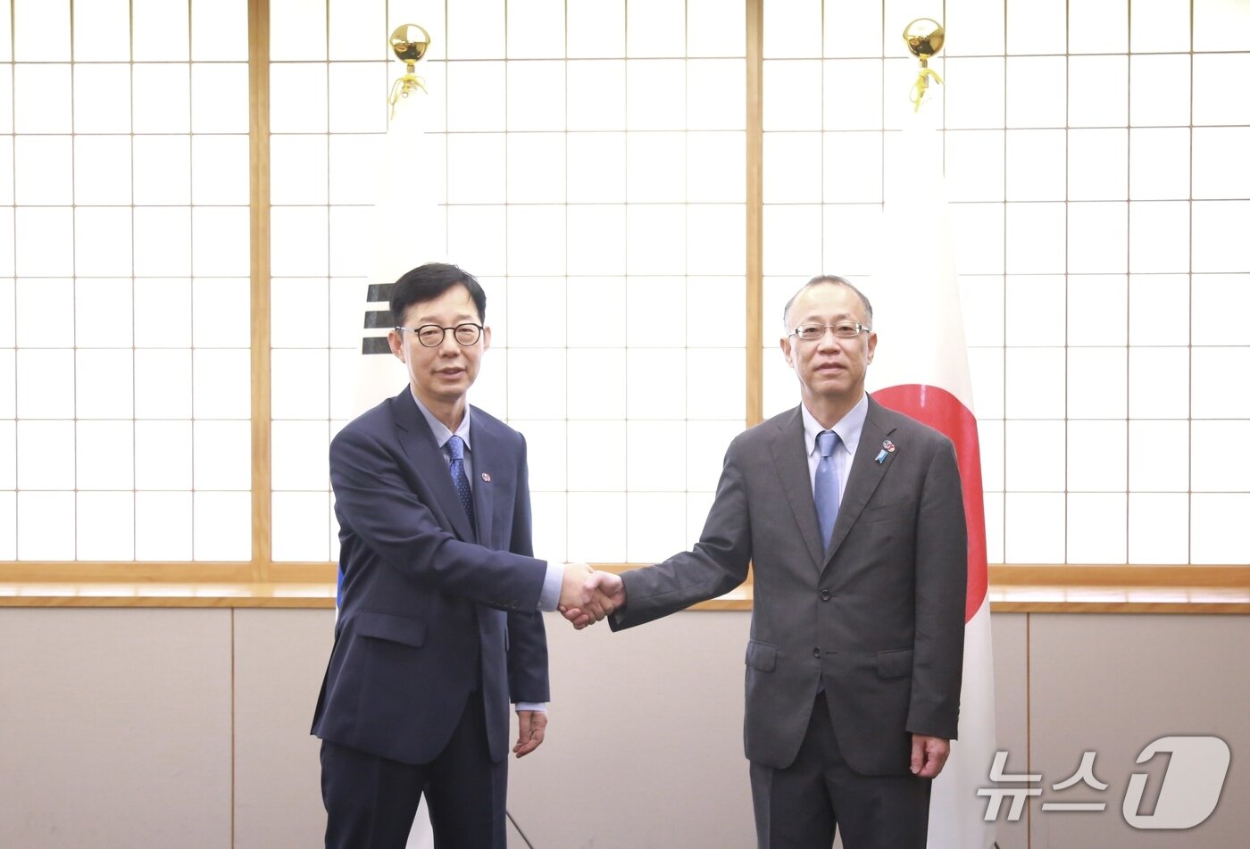 본문 이미지 -   박윤주 외교부 1차관은 일본 도쿄에서 후나코시 사무차관과 한일 외교차관회담을 갖고, 양국 관계 및 지역 현안에 대해 논의했다.  2025.07.18. &#40;외교부 제공&#41;