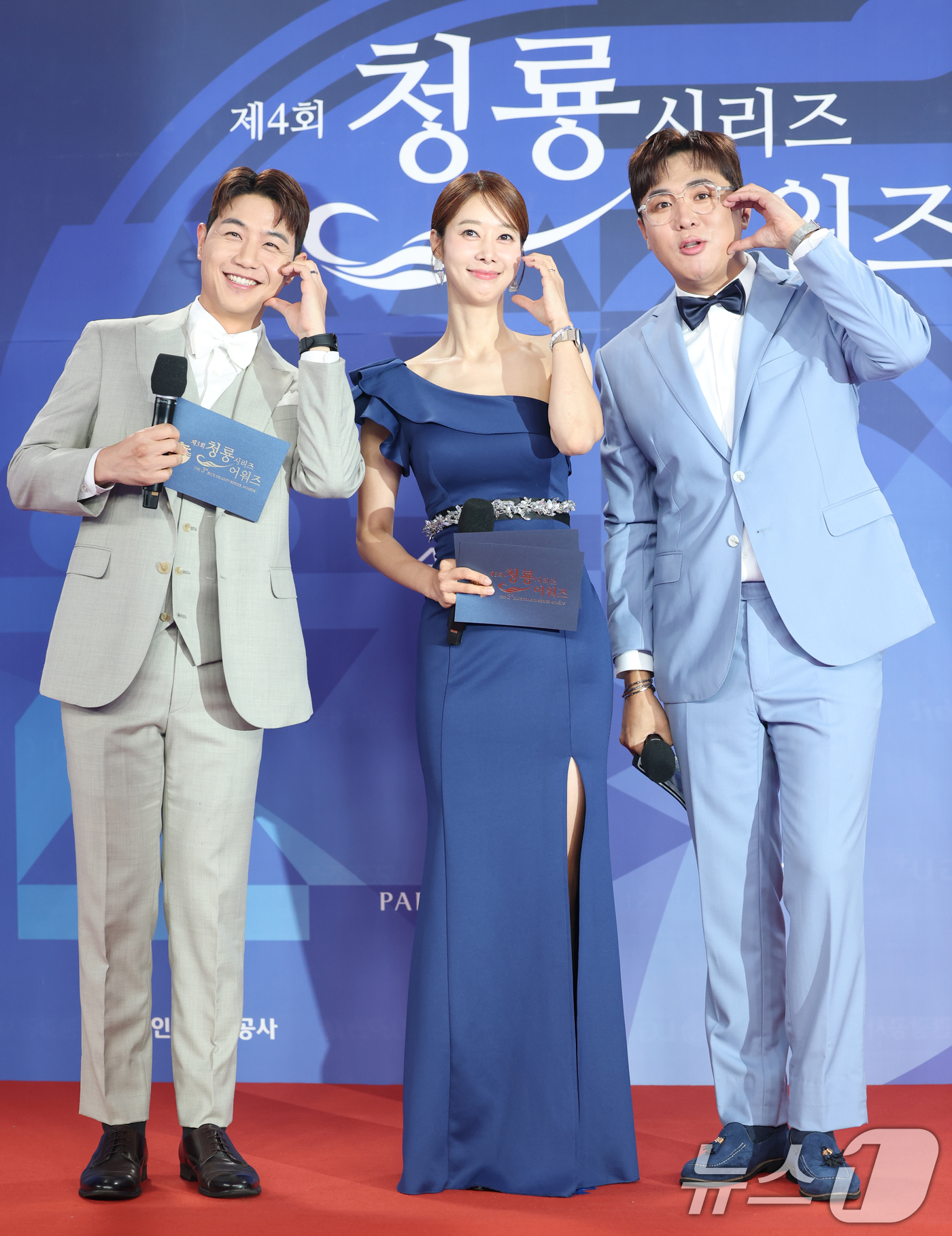 (인천=뉴스1) 권현진 기자 = MC 임지웅 아나운서와 방송인 안소영, MC배가 18일 인천 중구 파라다이스시티에서 열린 ‘제4회 청룡시리즈어워즈’ 레드카펫 행사에 참석해 포즈를 …