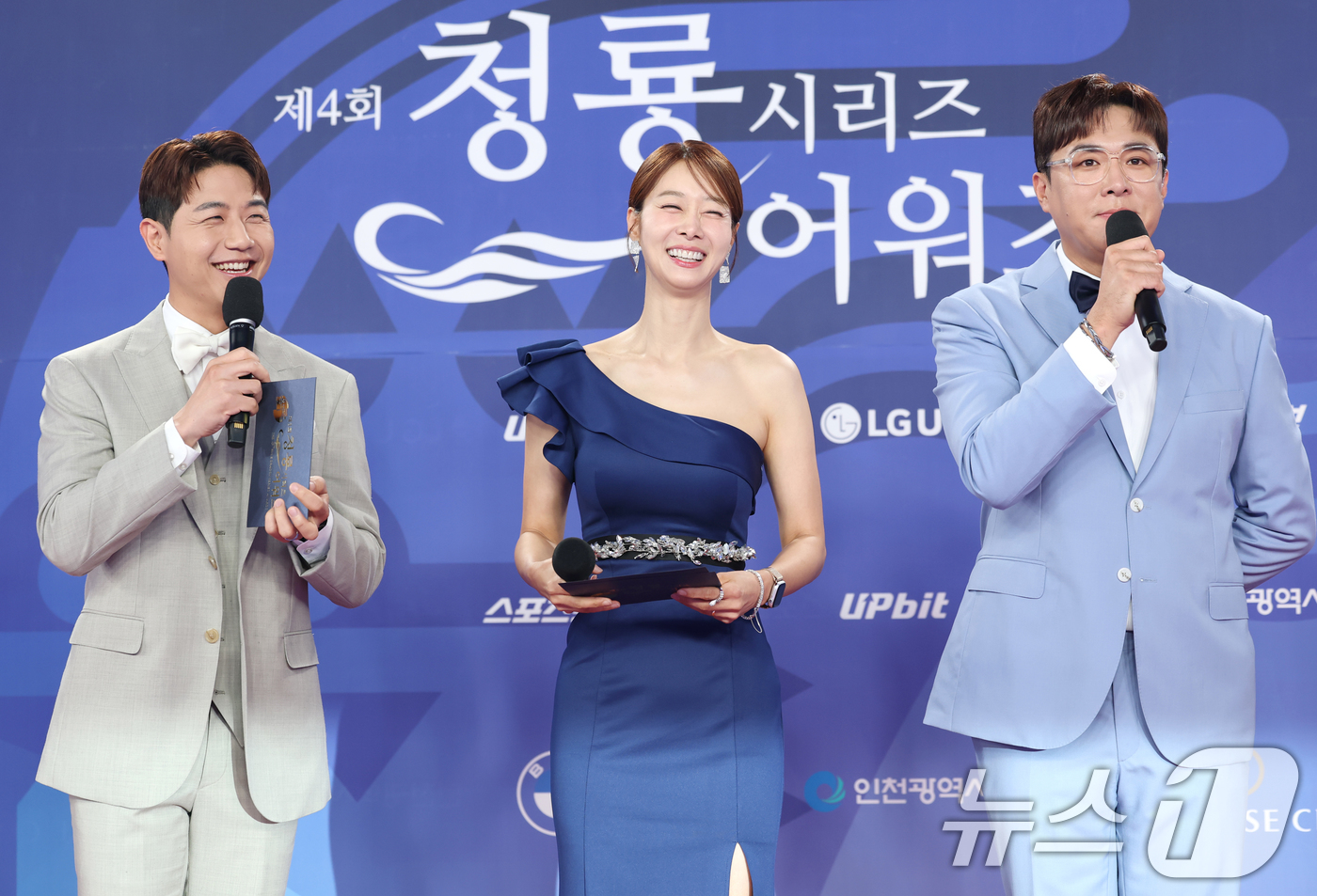 (인천=뉴스1) 권현진 기자 = MC 임지웅 아나운서(왼쪽부터)와 방송인 안소영, MC배가 18일 인천 중구 파라다이스시티에서 열린 ‘제4회 청룡시리즈어워즈’ 레드카펫 행사에 참석 …