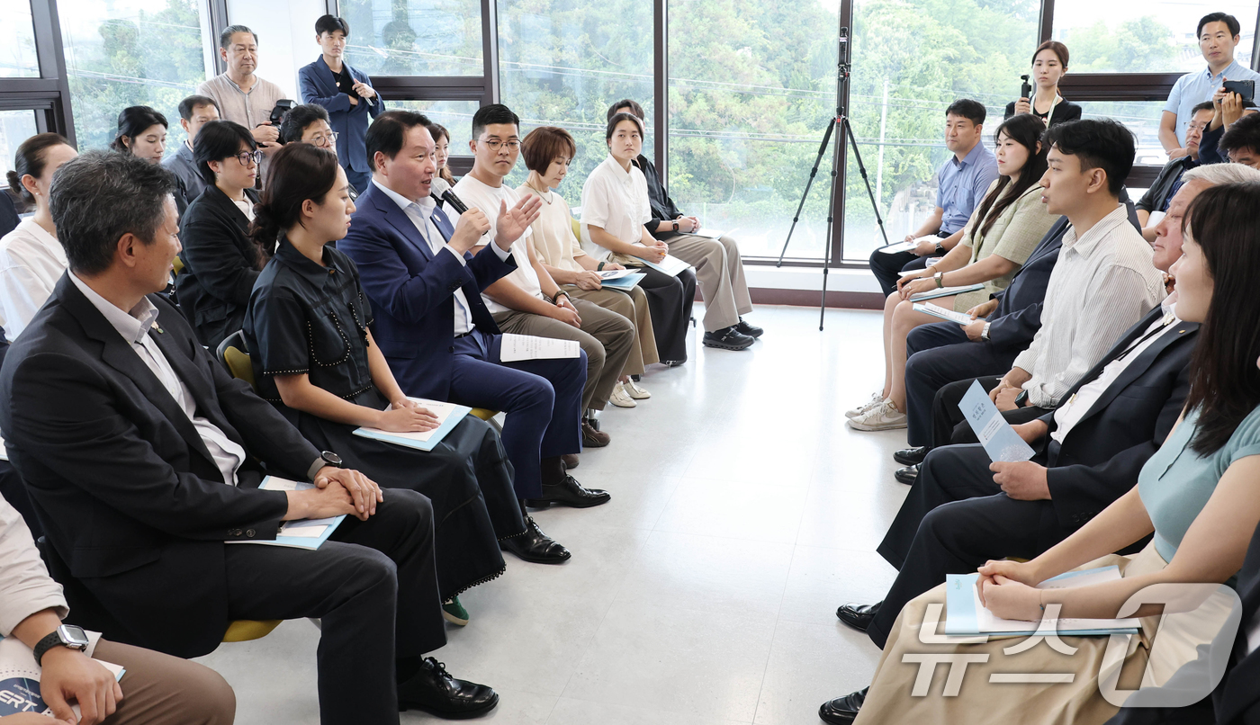 (서울=뉴스1) = 최태원 대한상의 회장이 18일 경주시 황촌마을에서 열린 대한상의 신기업가정신협의회의 지역재생 현장 간담회에서 발언하고 있다. (대한상의 제공. 재판매 및 DB …