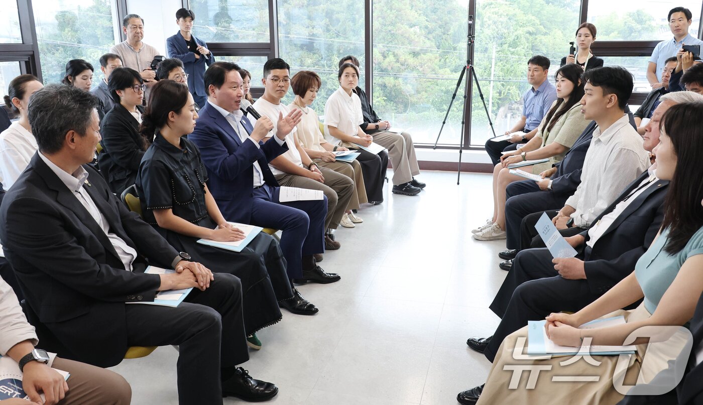 본문 이미지 - 최태원 대한상의 회장이 18일 경주시 황촌마을에서 열린 대한상의 신기업가정신협의회의 지역재생 현장 간담회에서 발언하고 있다. &#40;대한상의 제공. 재판매 및 DB 금지&#41; 2025.7.18/뉴스1