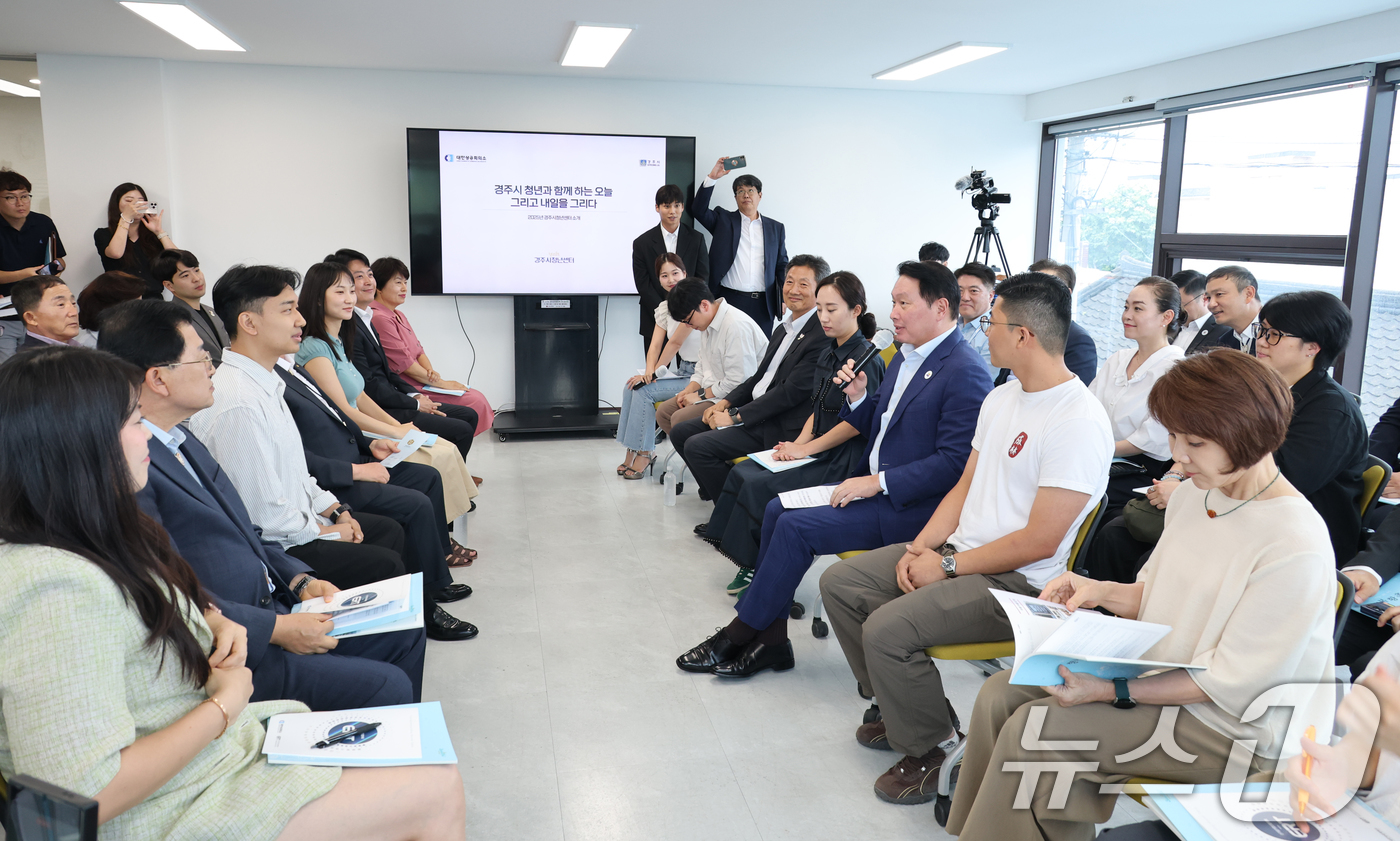 (서울=뉴스1) = 최태원 대한상의 회장이 18일 경주시 황촌마을에서 열린 대한상의 신기업가정신협의회의 지역재생 현장 간담회에서 발언하고 있다. (대한상의 제공. 재판매 및 DB …