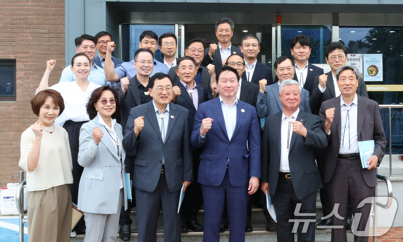 (서울=뉴스1) = 최태원 대한상의 회장이 18일 경주시 황촌마을에서 열린 대한상의 신기업가정신협의회의 지역재생 현장 간담회에서 참석자들과 기념촬영을 하고 있다. (대한상의 제공. …