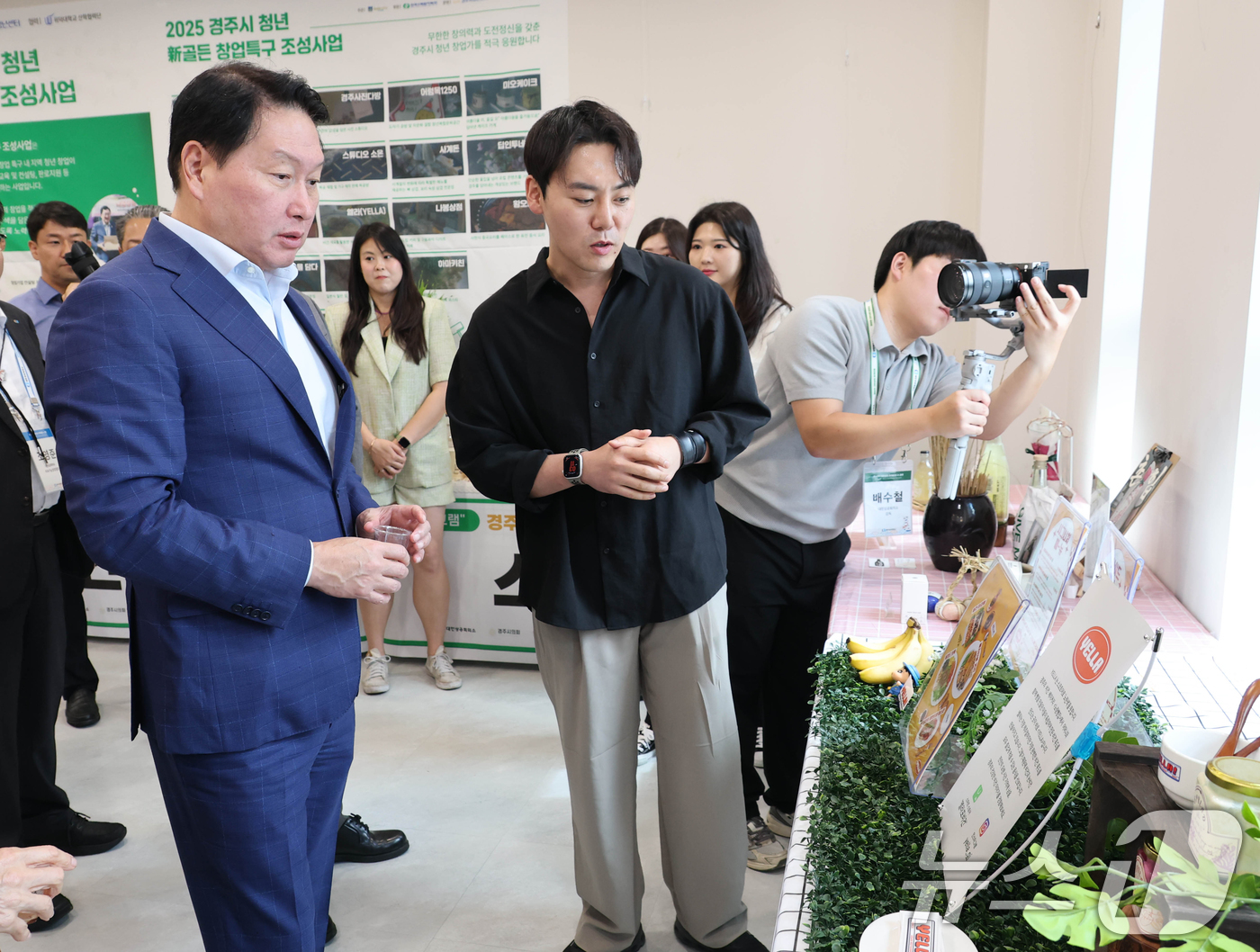 (서울=뉴스1) = 최태원 대한상의 회장이 18일 경주시 황촌마을에서 열린 대한상의 신기업가정신협의회의 지역재생 현장 간담회에서 청년기업 제품 등을 둘러보고 있다. (대한상의 제공 …