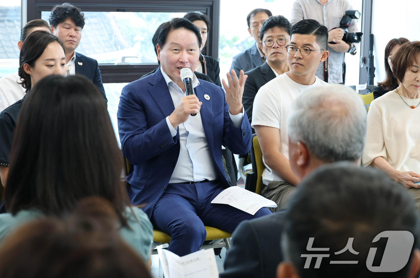 (서울=뉴스1) = 최태원 대한상의 회장이 18일 경주시 황촌마을에서 열린 대한상의 신기업가정신협의회의 지역재생 현장 간담회에서 발언하고 있다. (대한상의 제공. 재판매 및 DB …