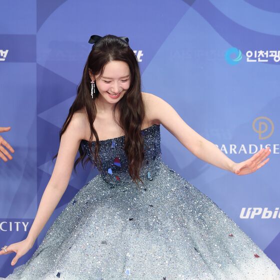[뉴스1 ★]윤아, 레드 카펫 역사상 첫 꽈당…귀여움과 맞바꾼 우아함