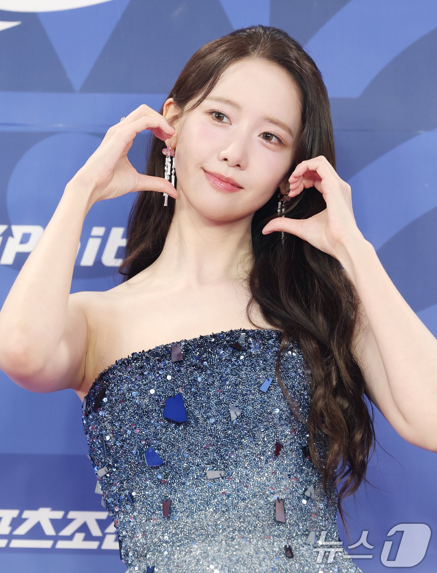 본문 이미지 - 소녀시대 임윤아가 18일 인천 중구 파라다이스시티에서 열린 ‘제4회 청룡시리즈어워즈’ 레드카펫 행사에 참석해 볼 하트 포즈를 취하고 있다. ⓒ News1 권현진 기자