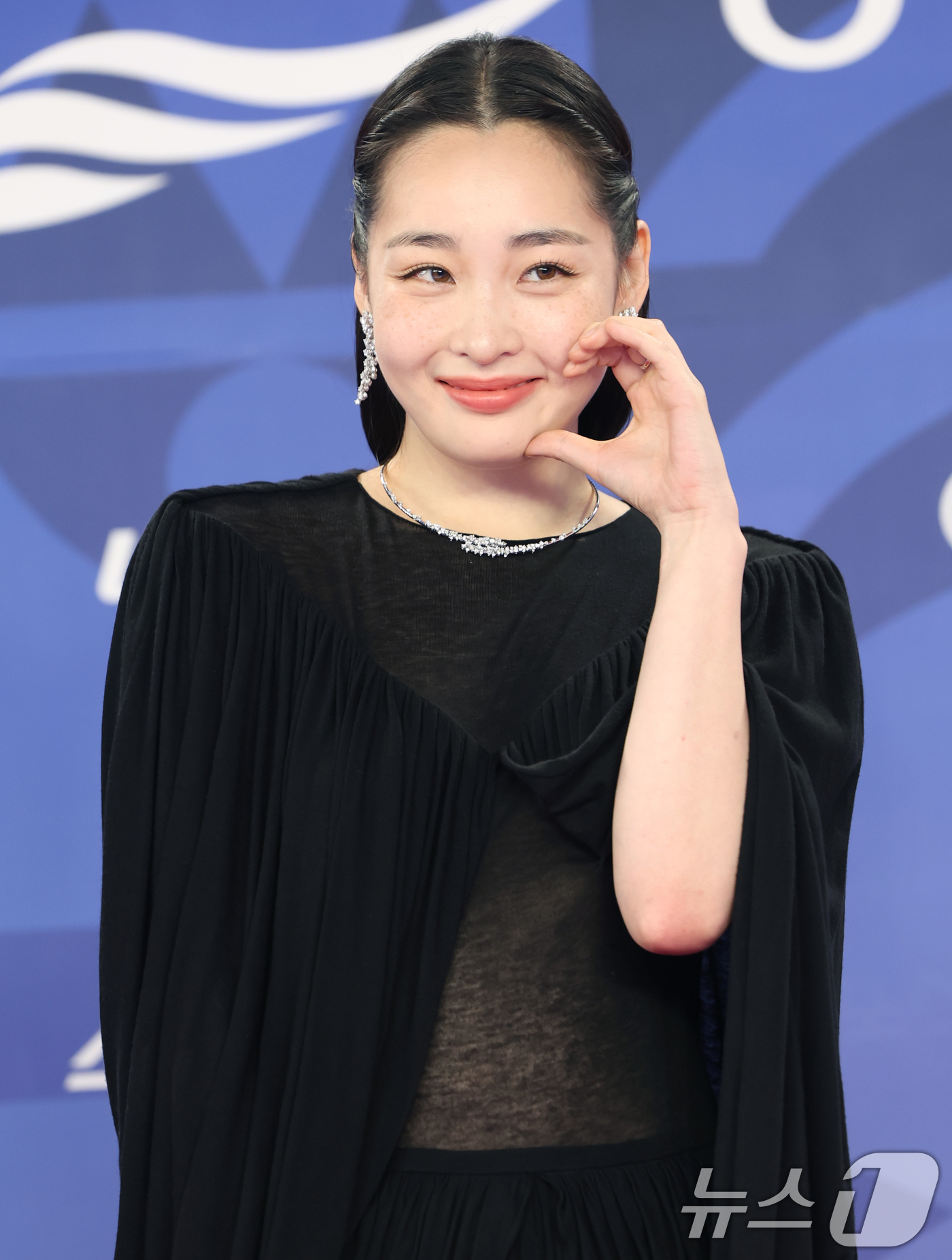 (인천=뉴스1) 권현진 기자 = 배우 김민하가 18일 인천 중구 파라다이스시티에서 열린 ‘제4회 청룡시리즈어워즈’ 레드카펫 행사에 참석해 포즈를 취하고 있다. 2025.7.18/뉴 …