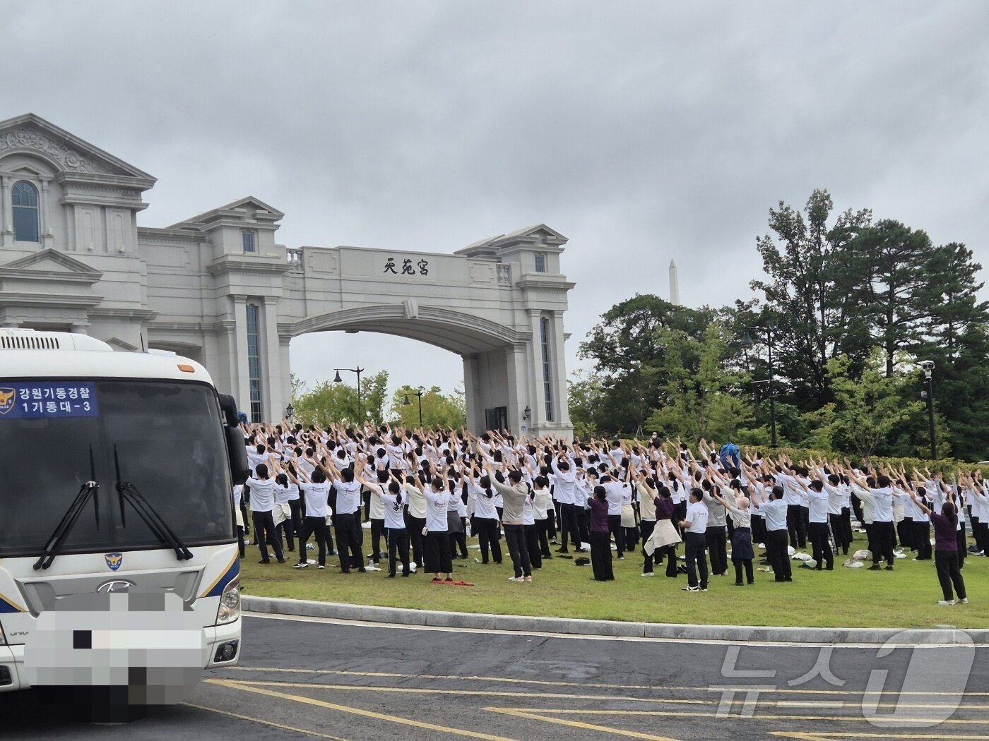 본문 이미지 - 김건희 특검팀이 18일 건진법사 청탁 의혹 관련 경기 가평군 설악면 소재 통일교 본부를 압수수색한 가운데 신도들이 본부 입구에서 예배를 하고 있다. 2025.7.18/뉴스1 ⓒ News1 양희문 기자