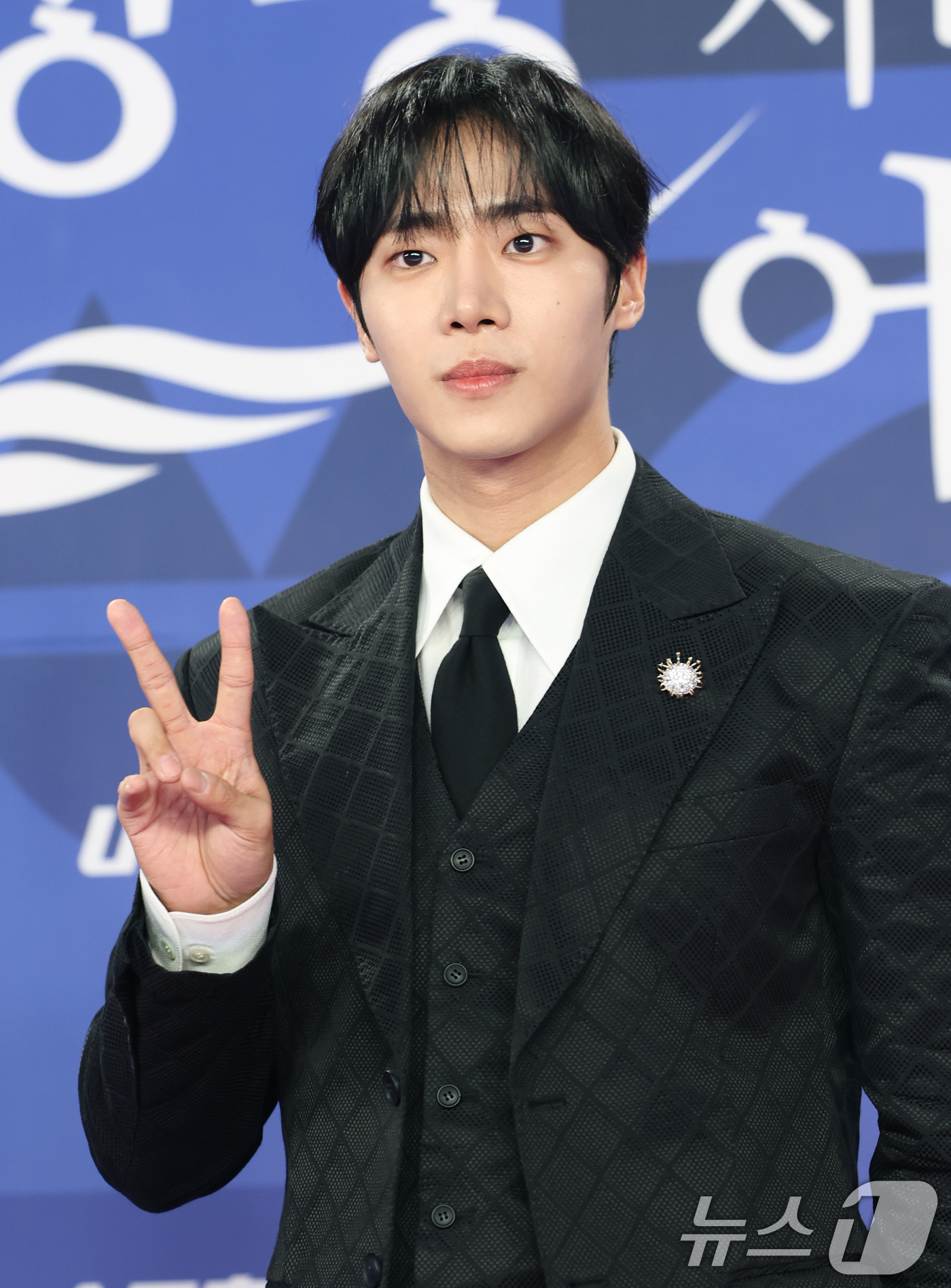 (인천=뉴스1) 권현진 기자 = 배우 추영우가 18일 인천 중구 파라다이스시티에서 열린 ‘제4회 청룡시리즈어워즈’ 레드카펫 행사에 참석해 포즈를 취하고 있다. 2025.7.18/뉴 …